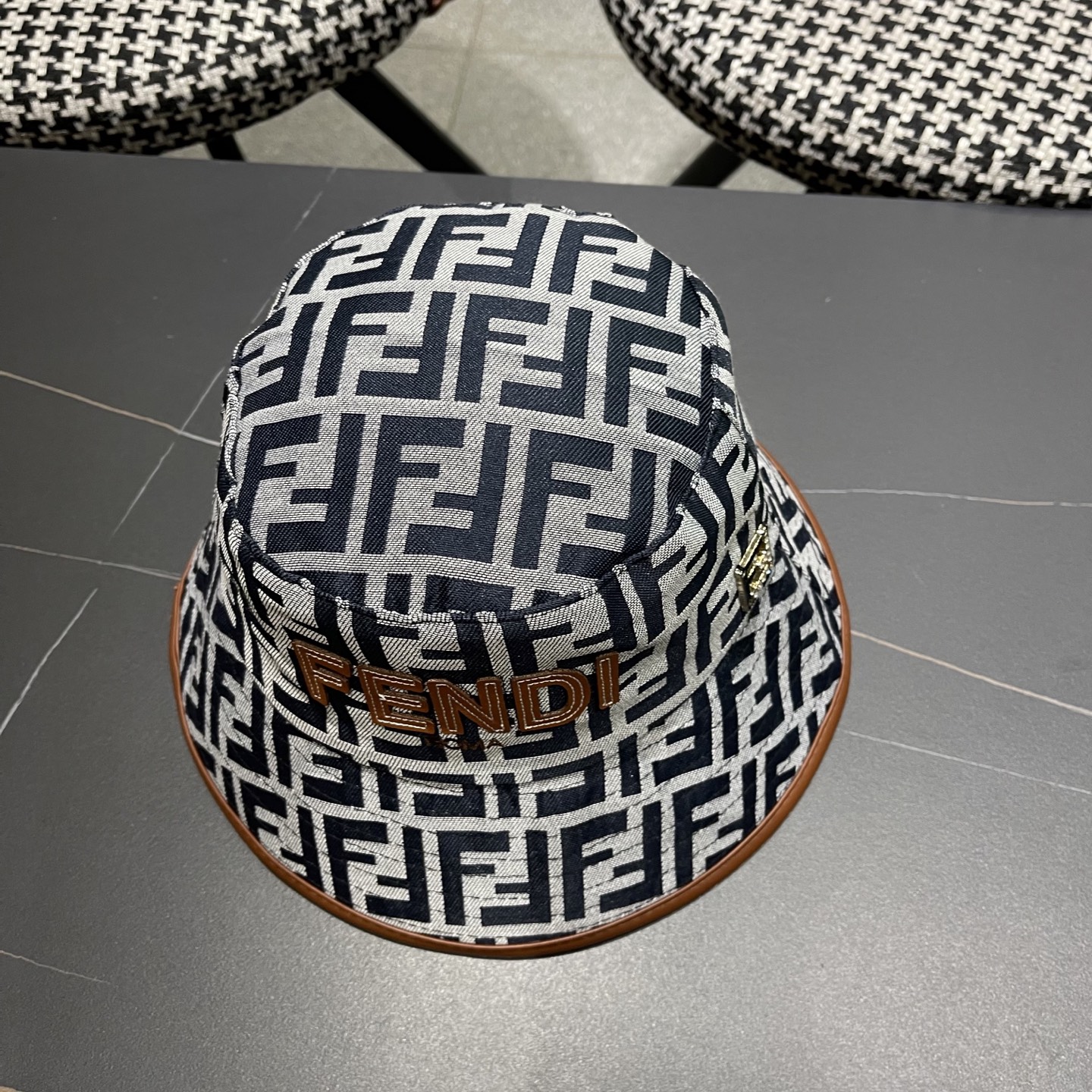  FENDI 芬迪 2025新款韩版时尚原单渔夫帽 官网新品😱简约大气👍 細節做工完美❤爱不释手👍亲，赶