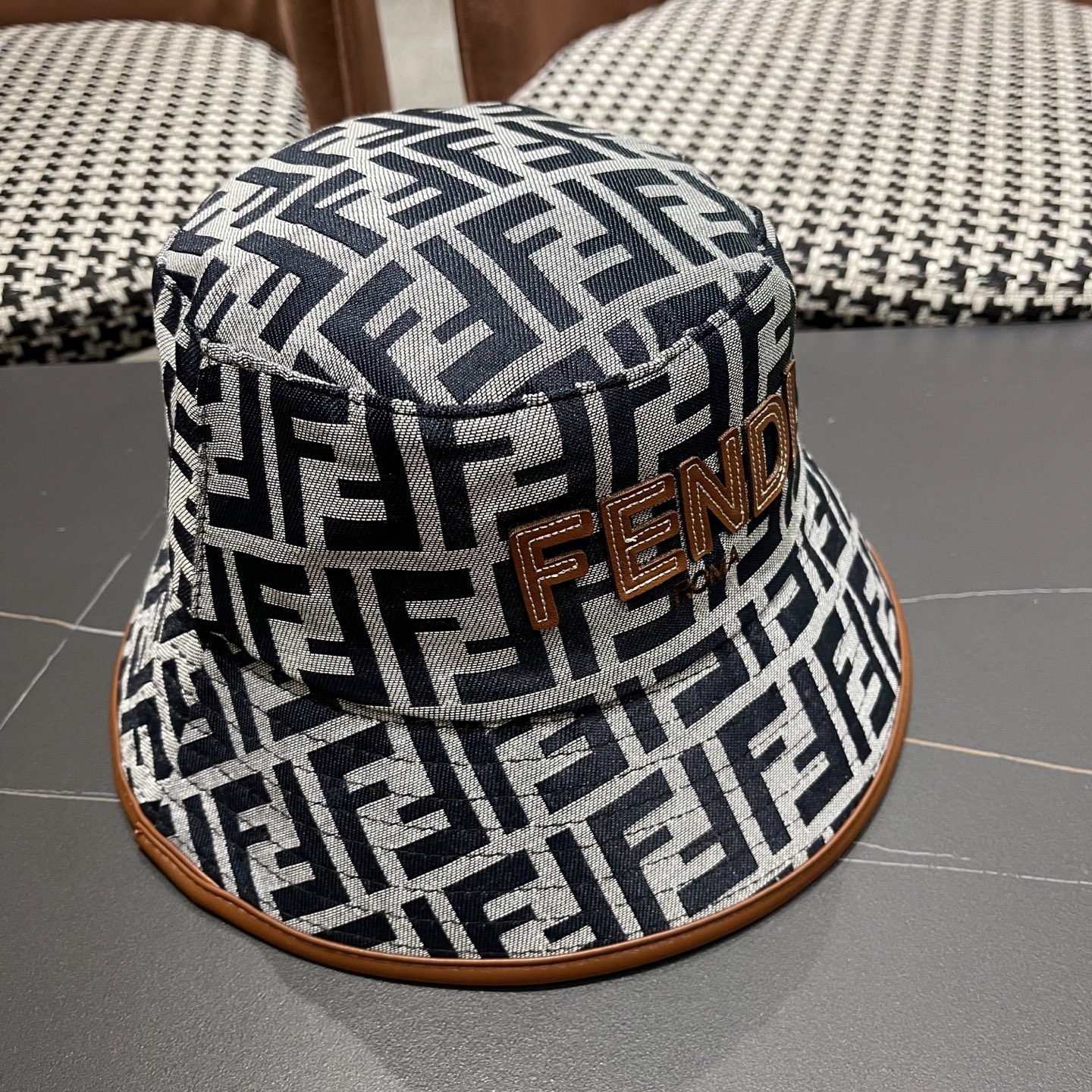  FENDI 芬迪 2025新款韩版时尚原单渔夫帽 官网新品😱简约大气👍 細節做工完美❤爱不释手👍亲，赶