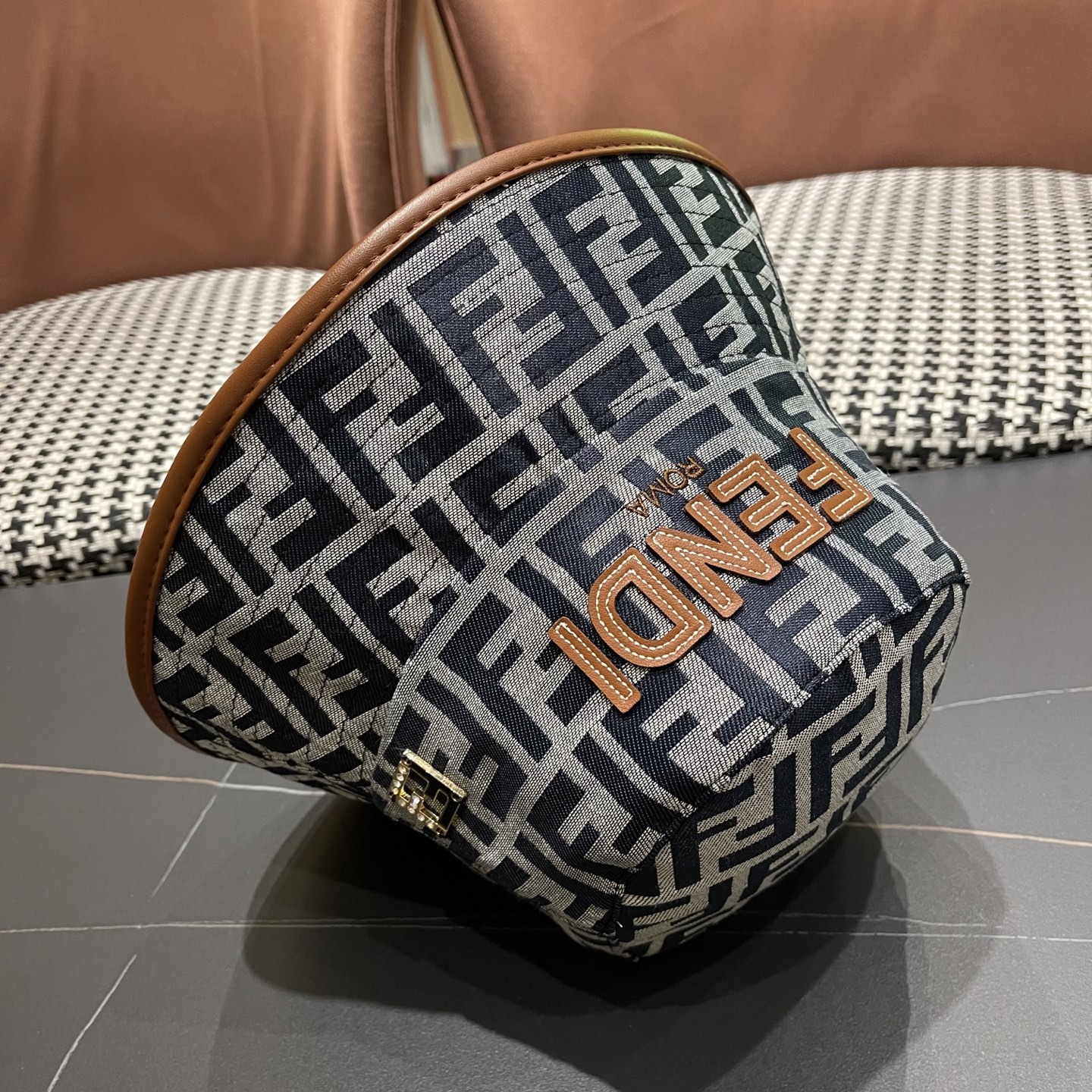  FENDI 芬迪 2025新款韩版时尚原单渔夫帽 官网新品😱简约大气👍 細節做工完美❤爱不释手👍亲，赶