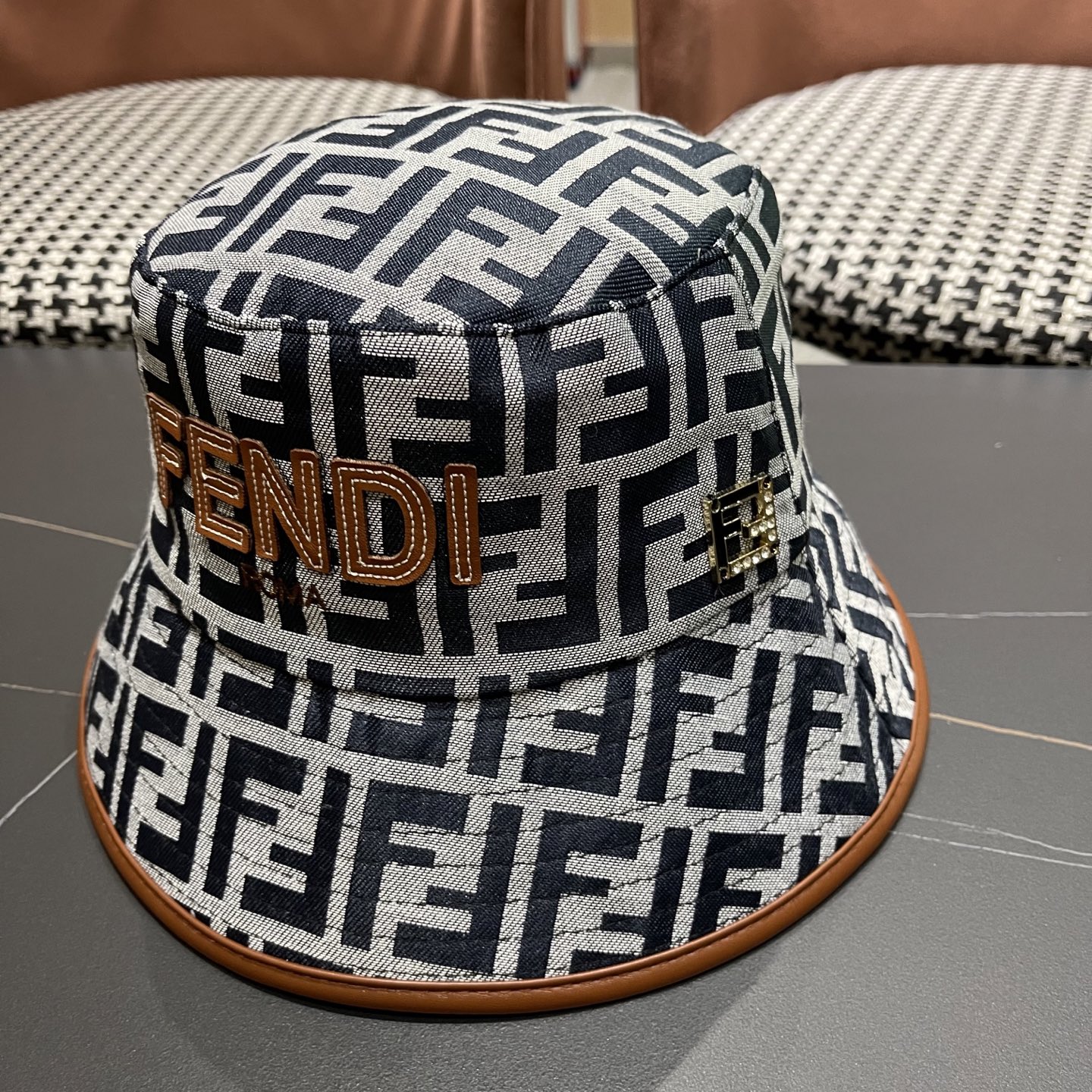  FENDI 芬迪 2025新款韩版时尚原单渔夫帽 官网新品😱简约大气👍 細節做工完美❤爱不释手👍亲，赶