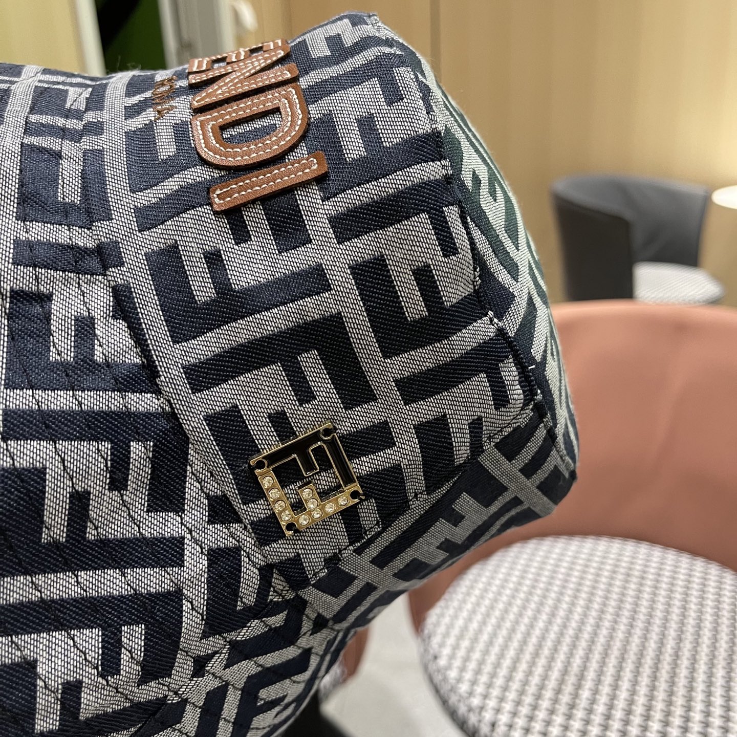  FENDI 芬迪 2025新款韩版时尚原单渔夫帽 官网新品😱简约大气👍 細節做工完美❤爱不释手👍亲，赶