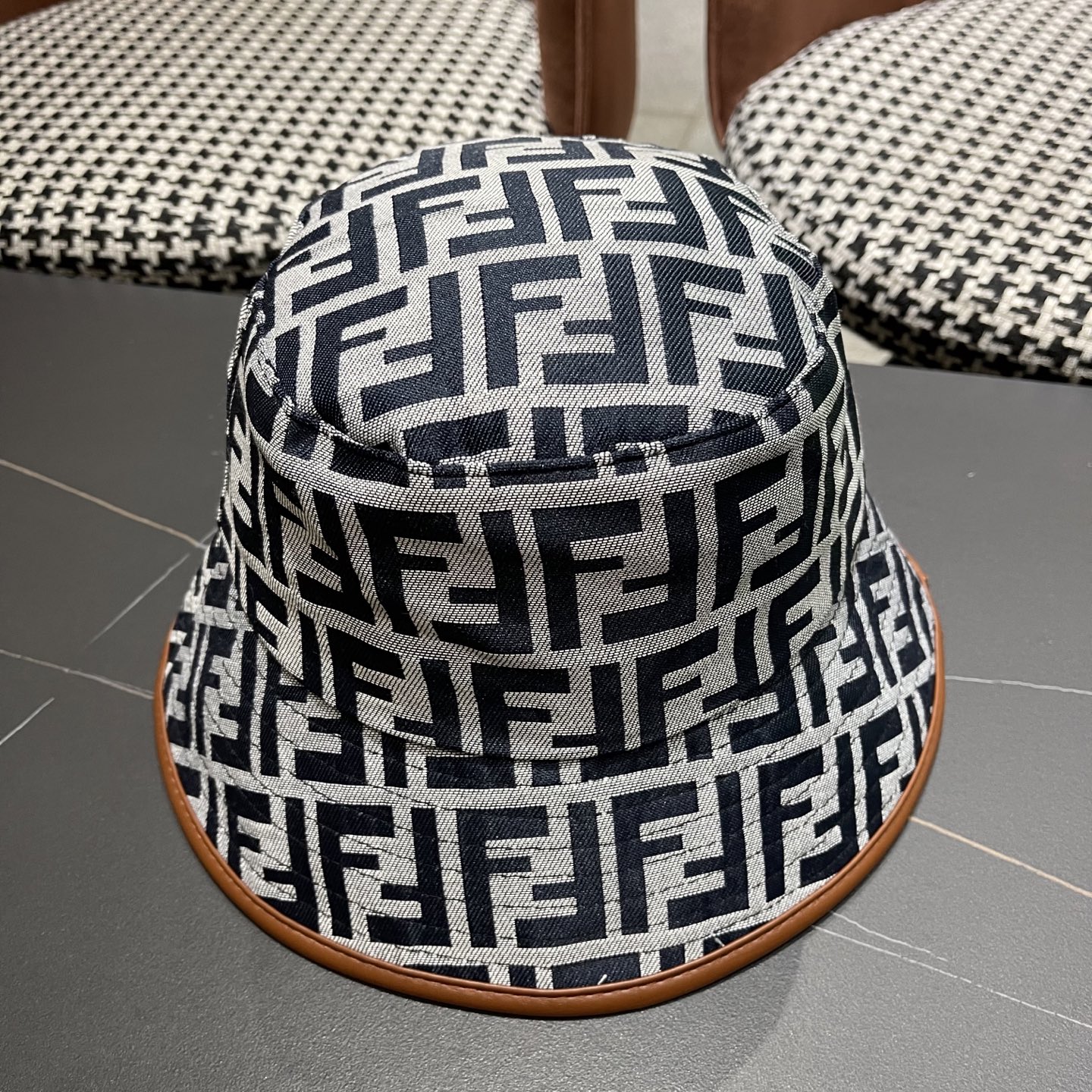  FENDI 芬迪 2025新款韩版时尚原单渔夫帽 官网新品😱简约大气👍 細節做工完美❤爱不释手👍亲，赶