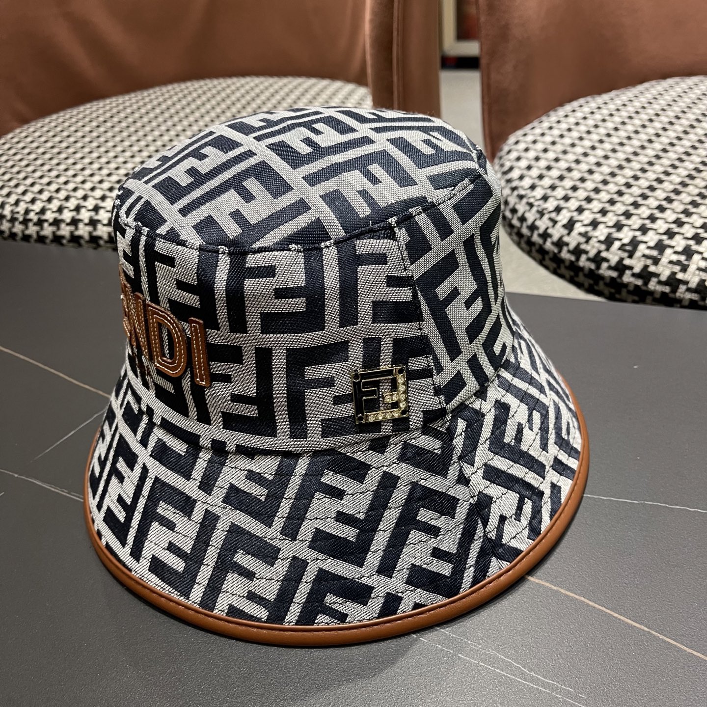  FENDI 芬迪 2025新款韩版时尚原单渔夫帽 官网新品😱简约大气👍 細節做工完美❤爱不释手👍亲，赶