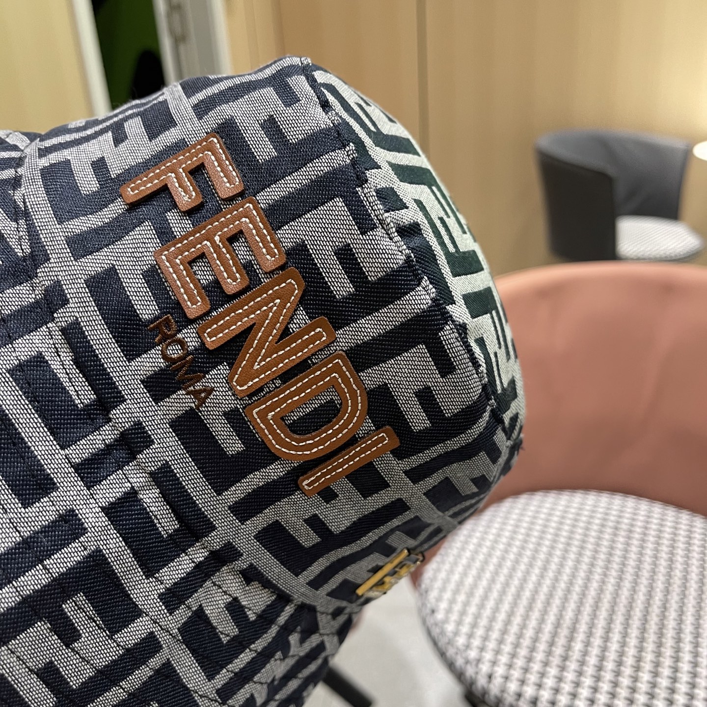  FENDI 芬迪 2025新款韩版时尚原单渔夫帽 官网新品😱简约大气👍 細節做工完美❤爱不释手👍亲，赶