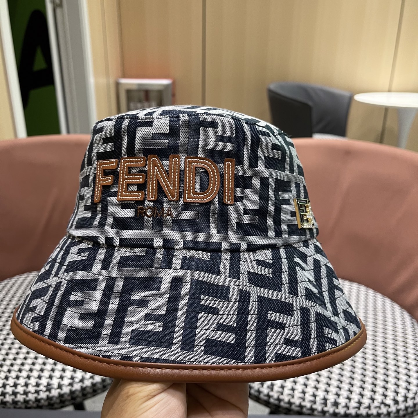  FENDI 芬迪 2025新款韩版时尚原单渔夫帽 官网新品😱简约大气👍 細節做工完美❤爱不释手👍亲，赶
