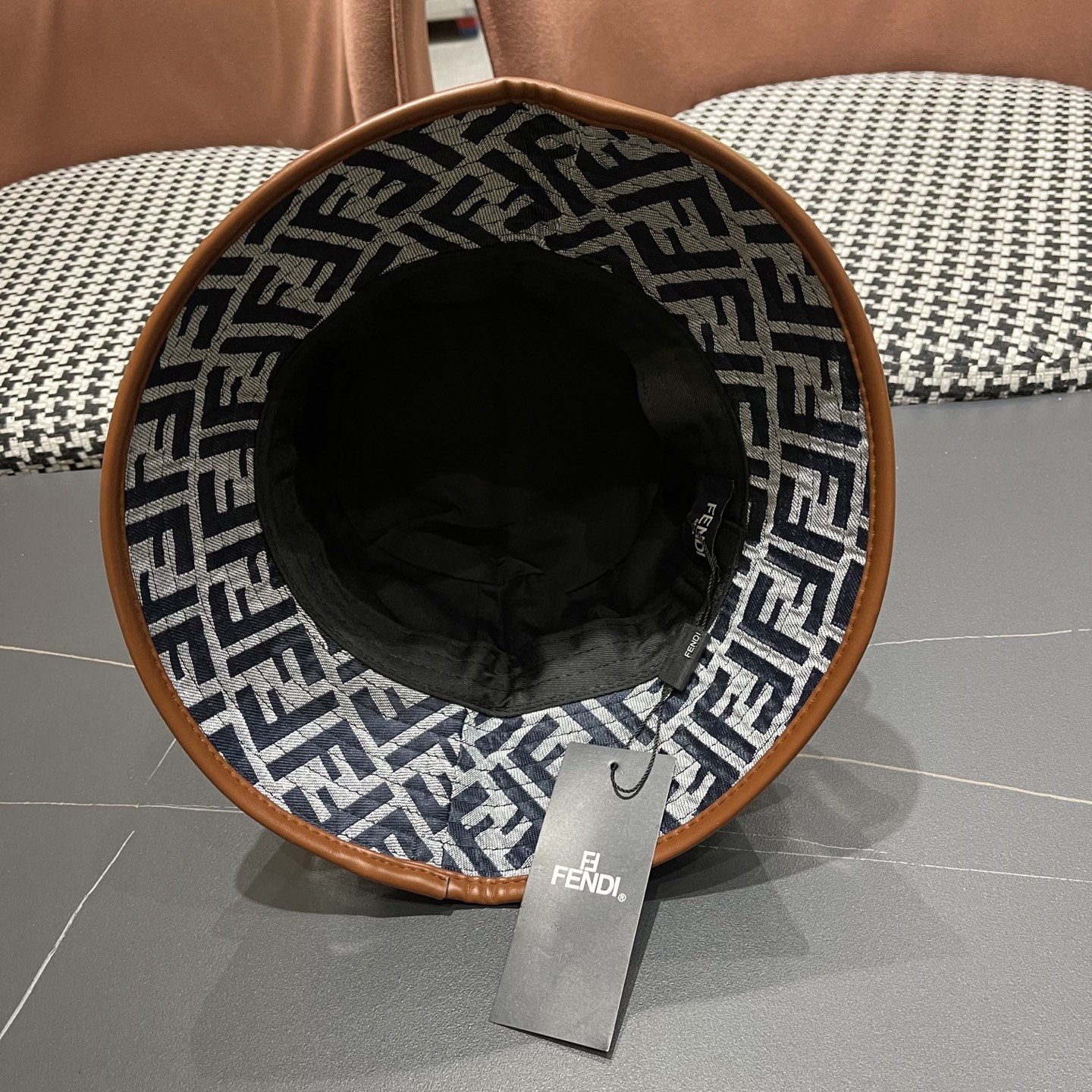  FENDI 芬迪 2025新款韩版时尚原单渔夫帽 官网新品😱简约大气👍 細節做工完美❤爱不释手👍亲，赶