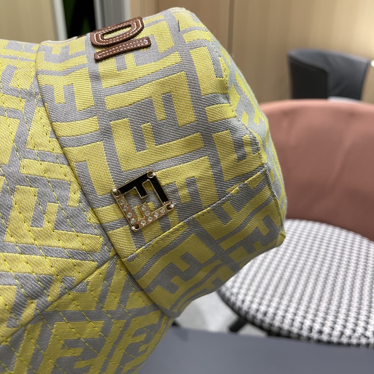  FENDI 芬迪 2025新款韩版时尚原单渔夫帽 官网新品😱简约大气👍 細節做工完美❤爱不释手👍亲，赶