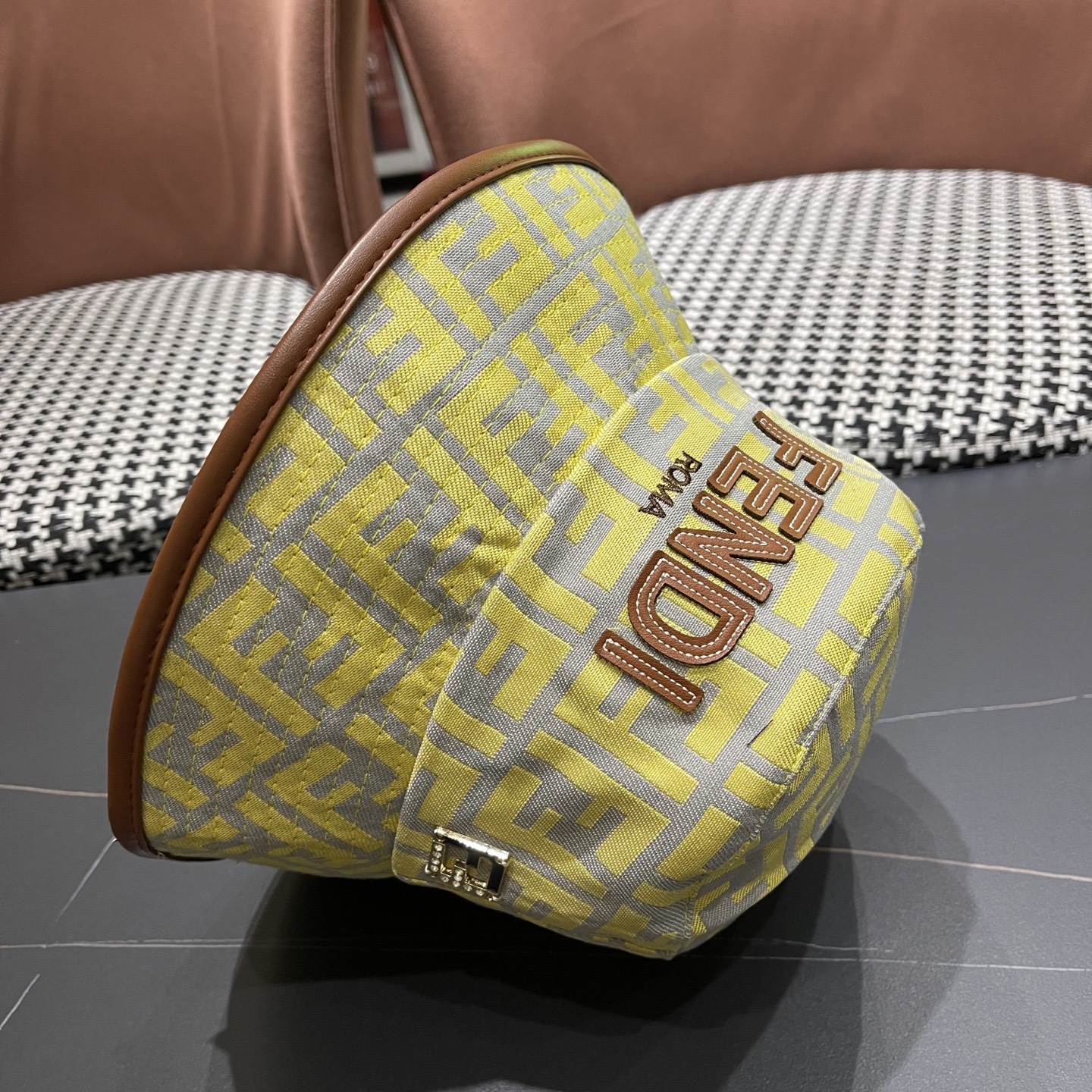  FENDI 芬迪 2025新款韩版时尚原单渔夫帽 官网新品😱简约大气👍 細節做工完美❤爱不释手👍亲，赶