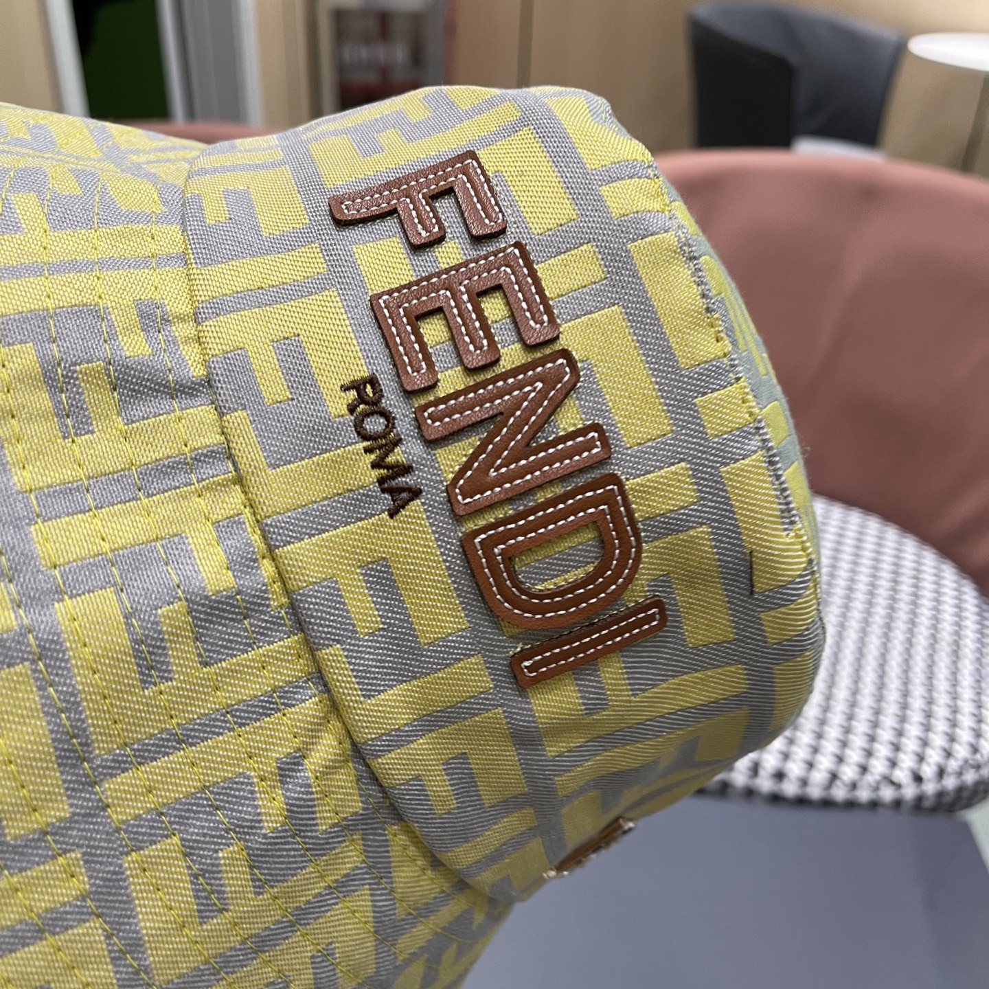  FENDI 芬迪 2025新款韩版时尚原单渔夫帽 官网新品😱简约大气👍 細節做工完美❤爱不释手👍亲，赶