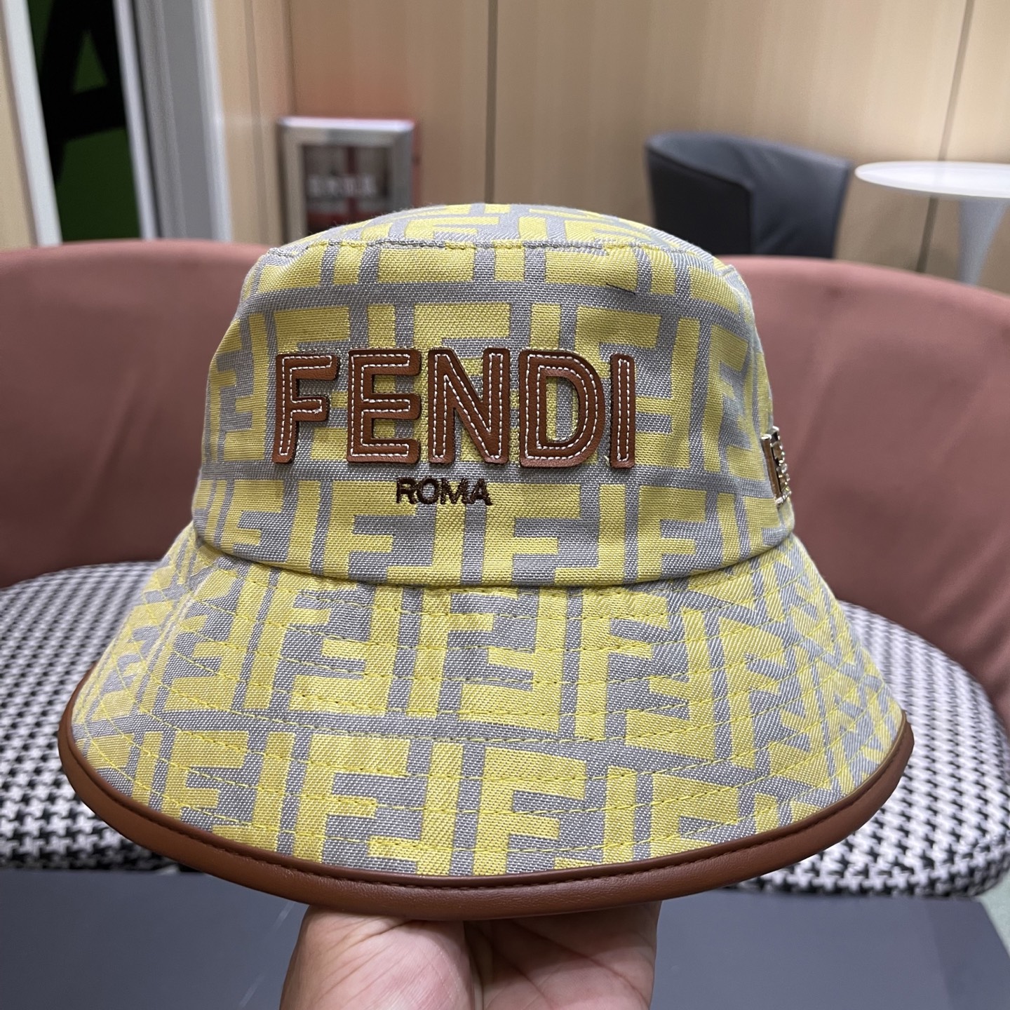  FENDI 芬迪 2025新款韩版时尚原单渔夫帽 官网新品😱简约大气👍 細節做工完美❤爱不释手👍亲，赶