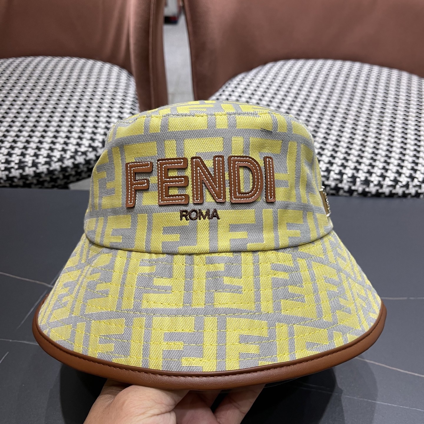  FENDI 芬迪 2025新款韩版时尚原单渔夫帽 官网新品😱简约大气👍 細節做工完美❤爱不释手👍亲，赶
