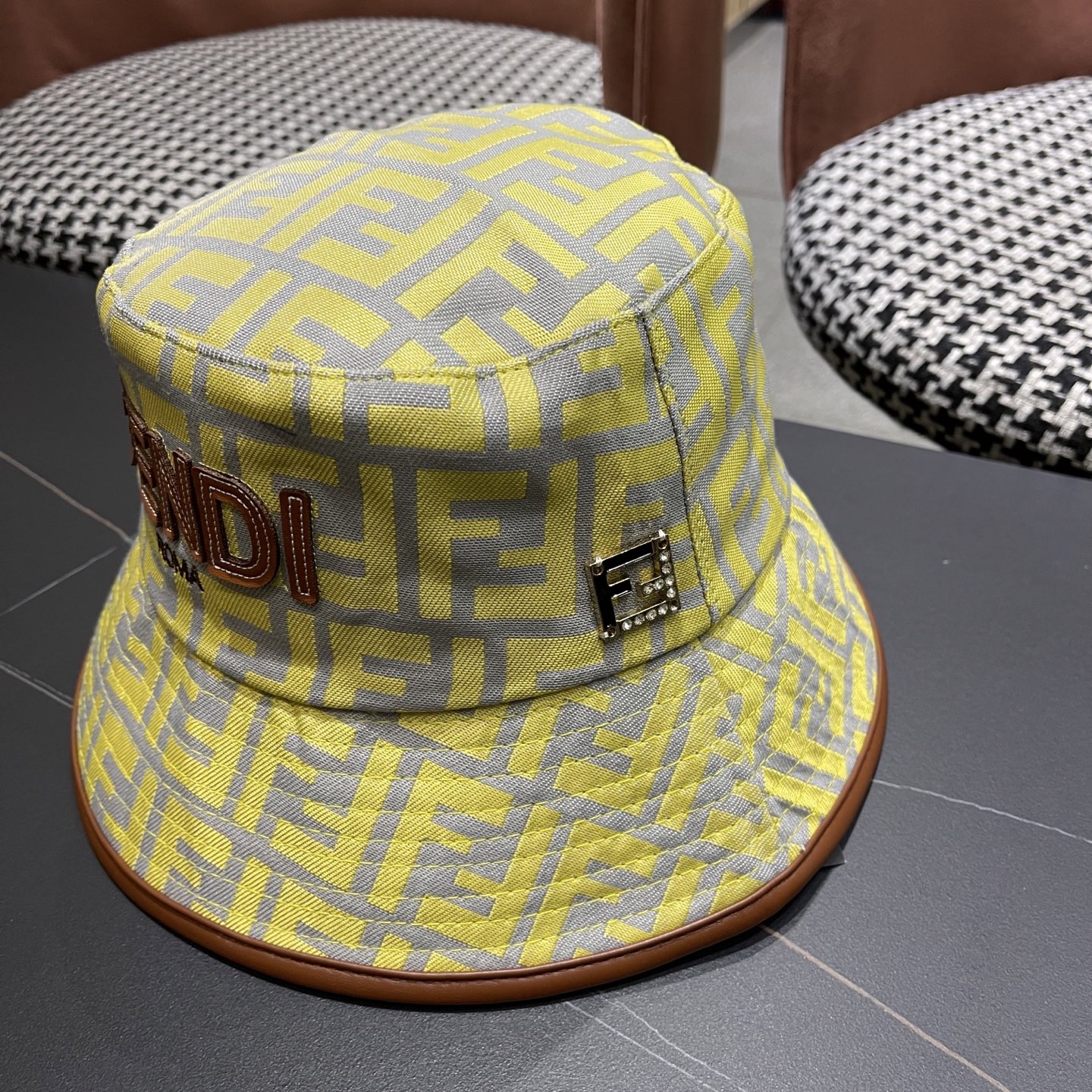  FENDI 芬迪 2025新款韩版时尚原单渔夫帽 官网新品😱简约大气👍 細節做工完美❤爱不释手👍亲，赶