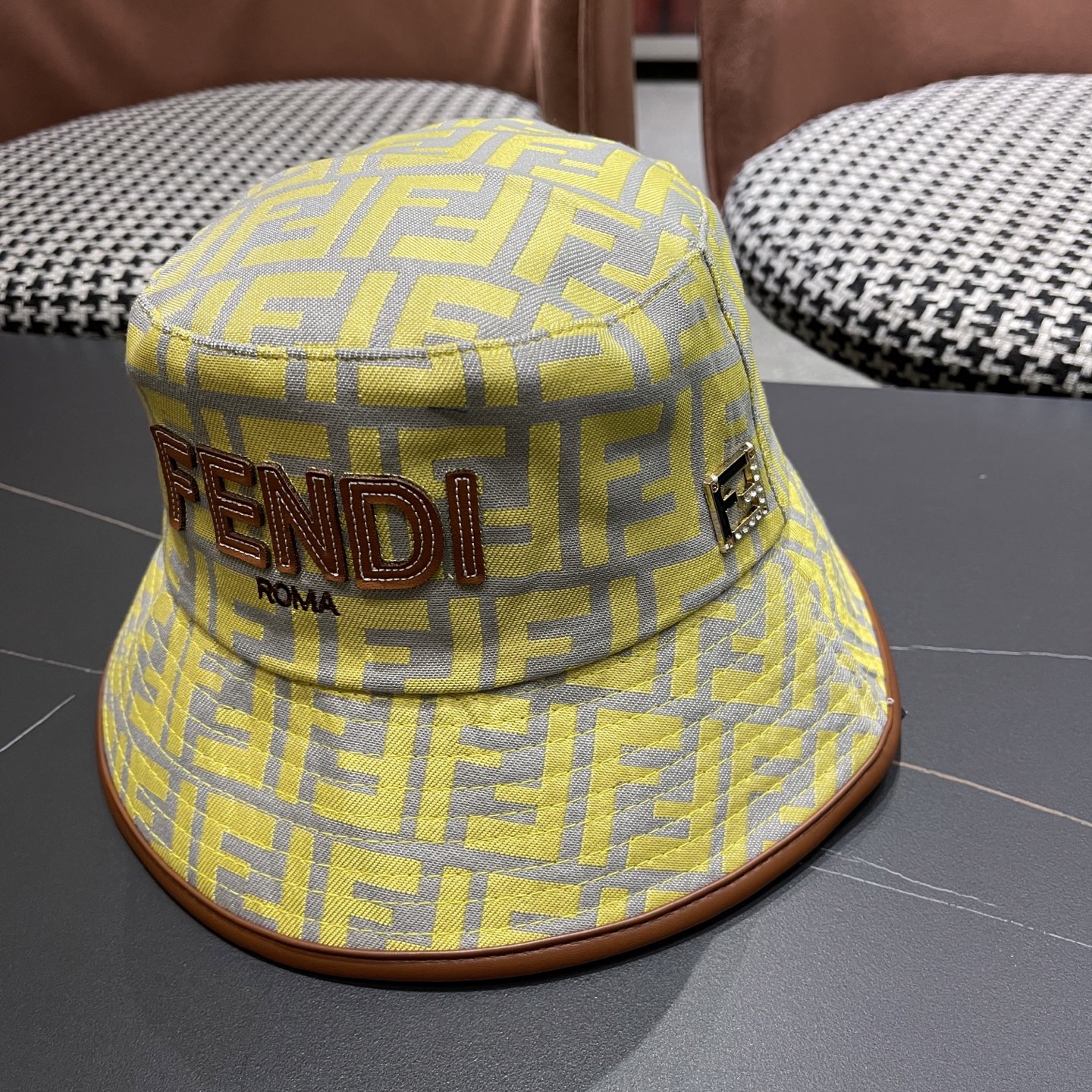  FENDI 芬迪 2025新款韩版时尚原单渔夫帽 官网新品😱简约大气👍 細節做工完美❤爱不释手👍亲，赶