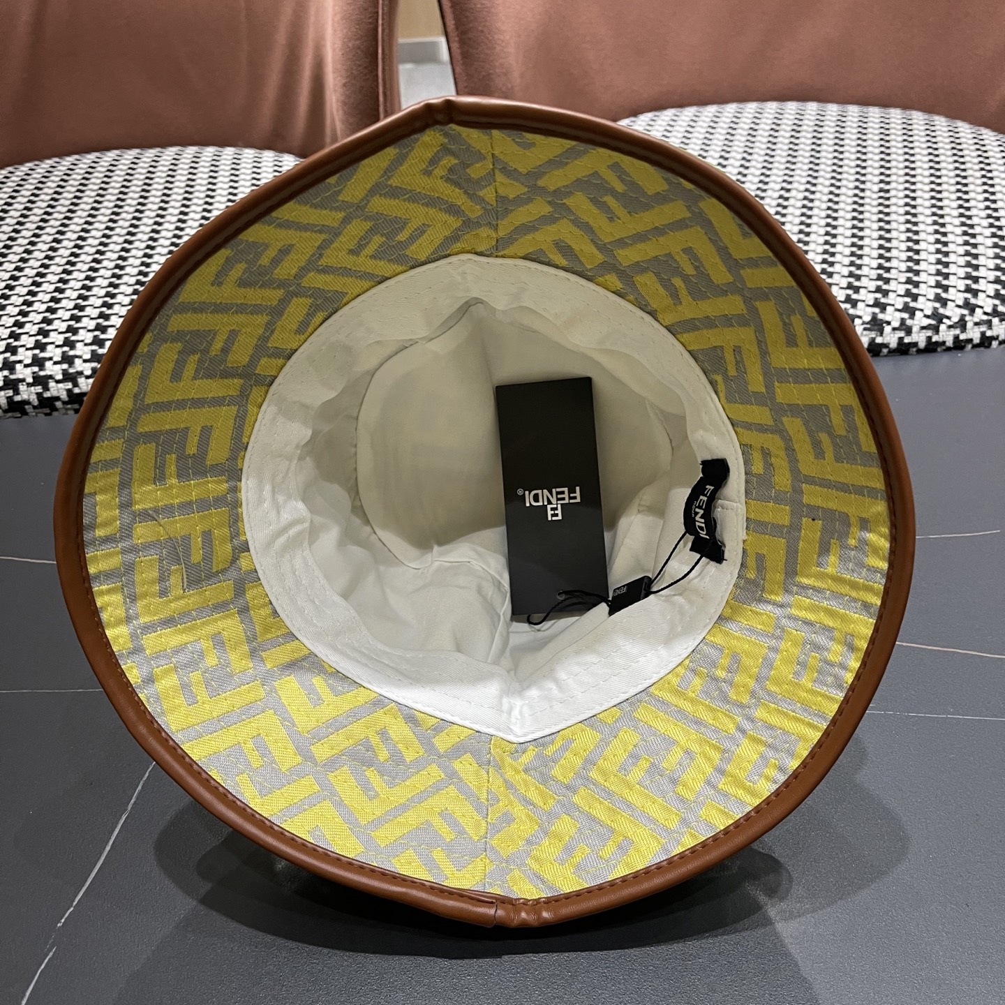  FENDI 芬迪 2025新款韩版时尚原单渔夫帽 官网新品😱简约大气👍 細節做工完美❤爱不释手👍亲，赶