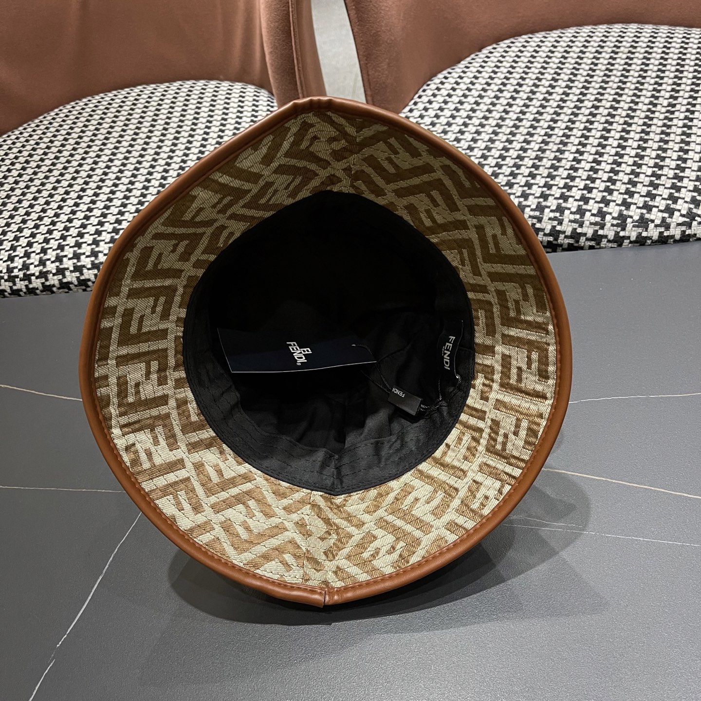  FENDI 芬迪 2025新款韩版时尚原单渔夫帽 官网新品😱简约大气👍 細節做工完美❤爱不释手👍亲，赶