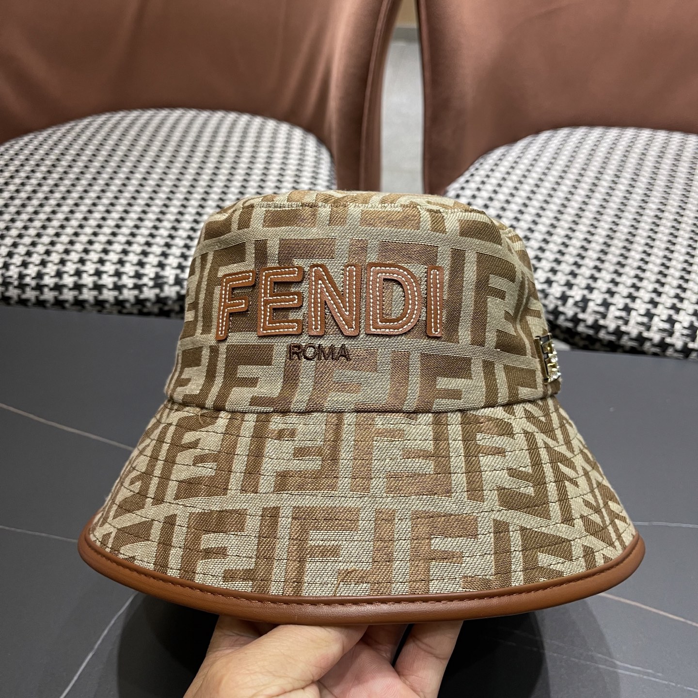  FENDI 芬迪 2025新款韩版时尚原单渔夫帽 官网新品😱简约大气👍 細節做工完美❤爱不释手👍亲，赶