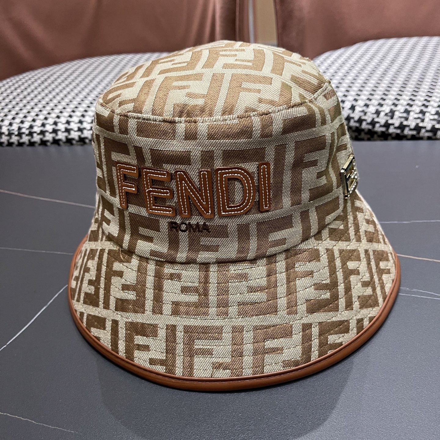  FENDI 芬迪 2025新款韩版时尚原单渔夫帽 官网新品😱简约大气👍 細節做工完美❤爱不释手👍亲，赶