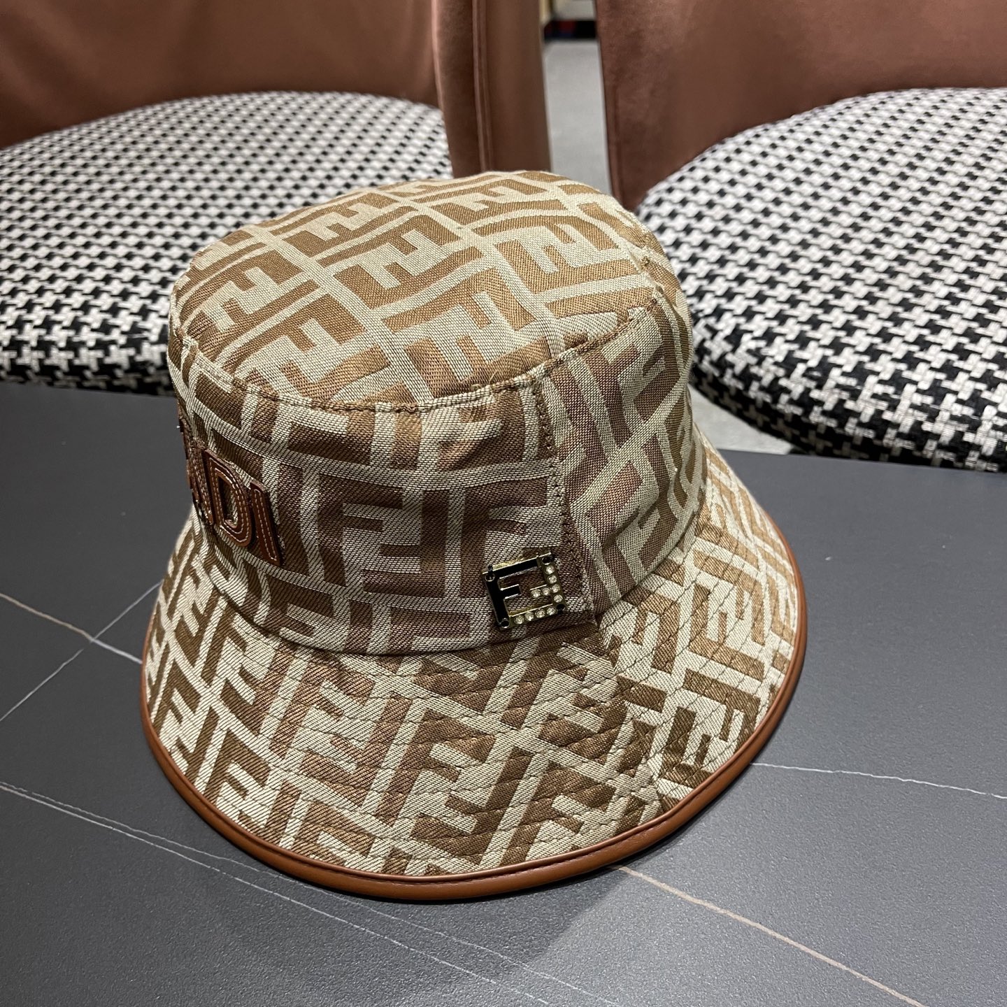  FENDI 芬迪 2025新款韩版时尚原单渔夫帽 官网新品😱简约大气👍 細節做工完美❤爱不释手👍亲，赶