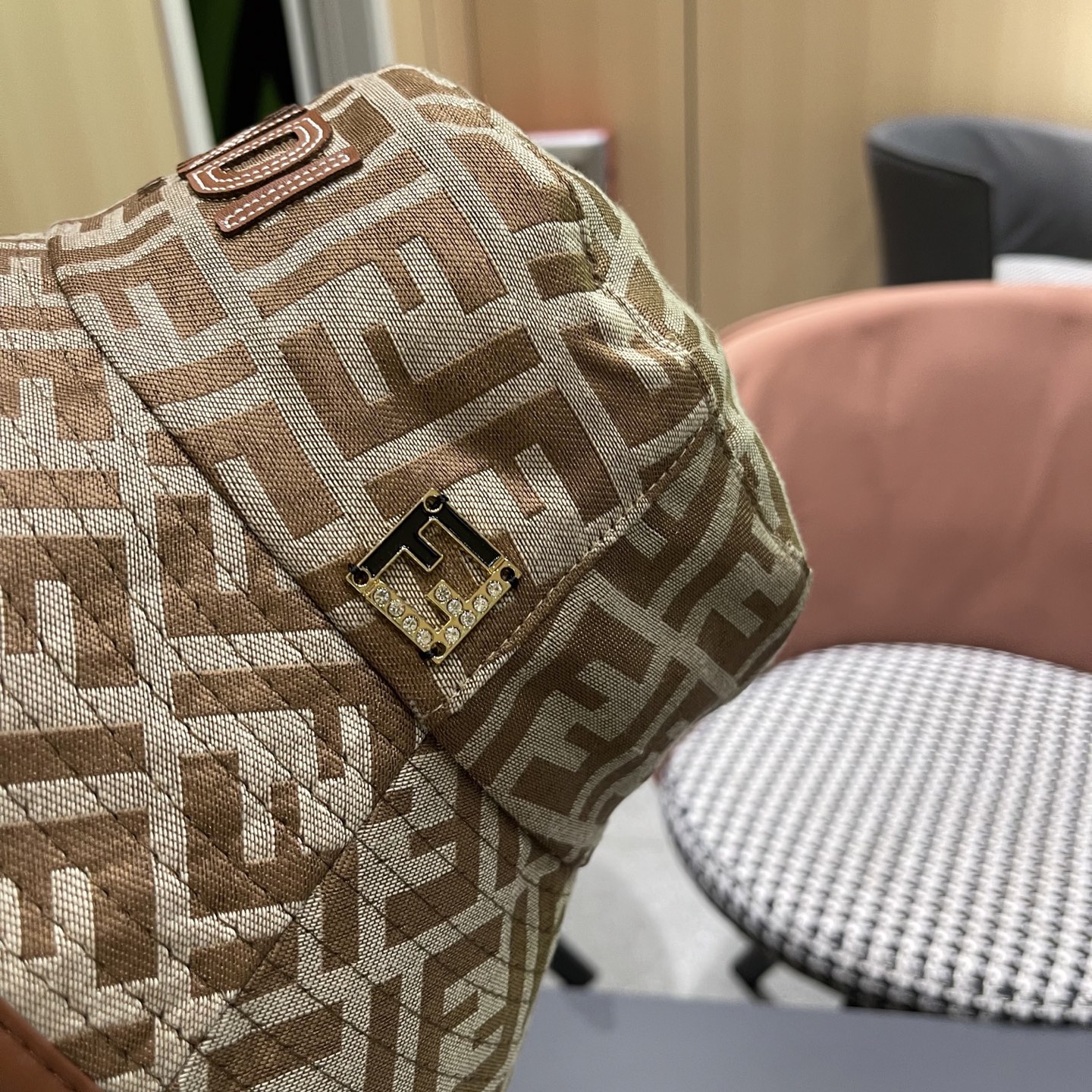  FENDI 芬迪 2025新款韩版时尚原单渔夫帽 官网新品😱简约大气👍 細節做工完美❤爱不释手👍亲，赶