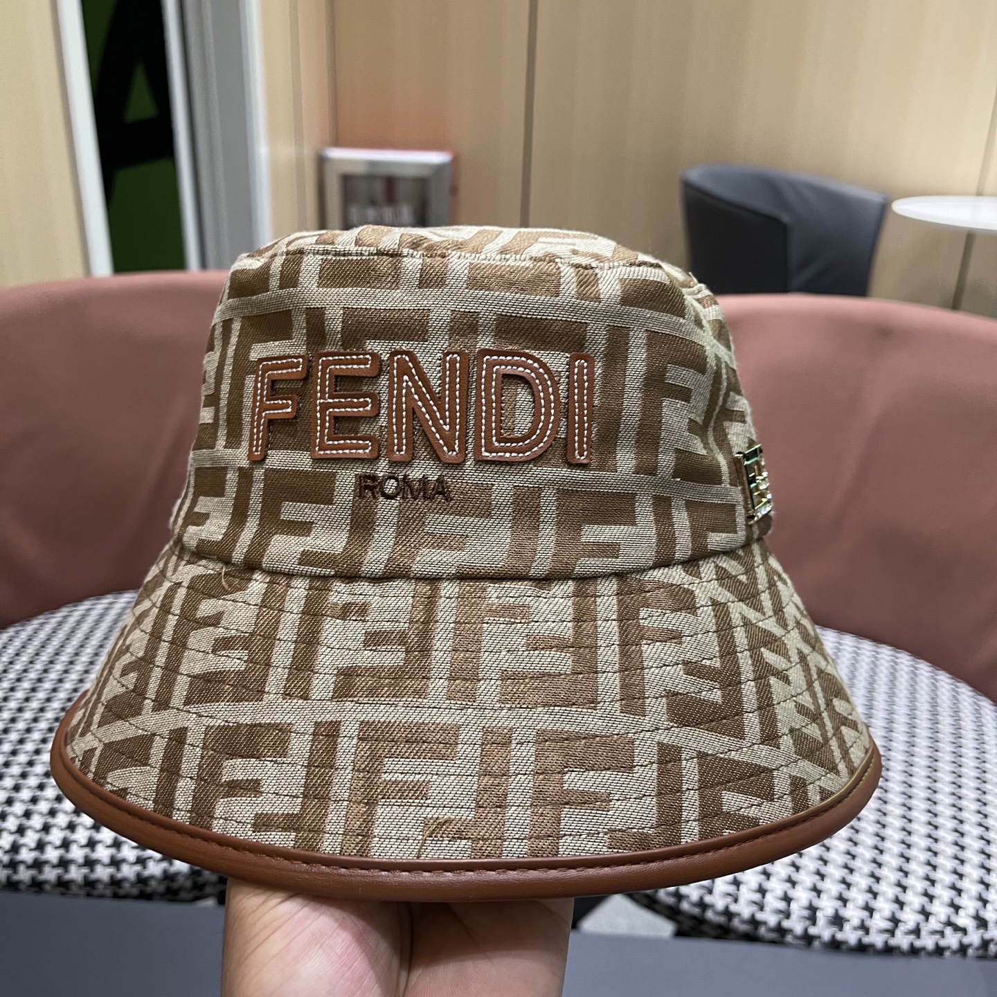  FENDI 芬迪 2025新款韩版时尚原单渔夫帽 官网新品😱简约大气👍 細節做工完美❤爱不释手👍亲，赶