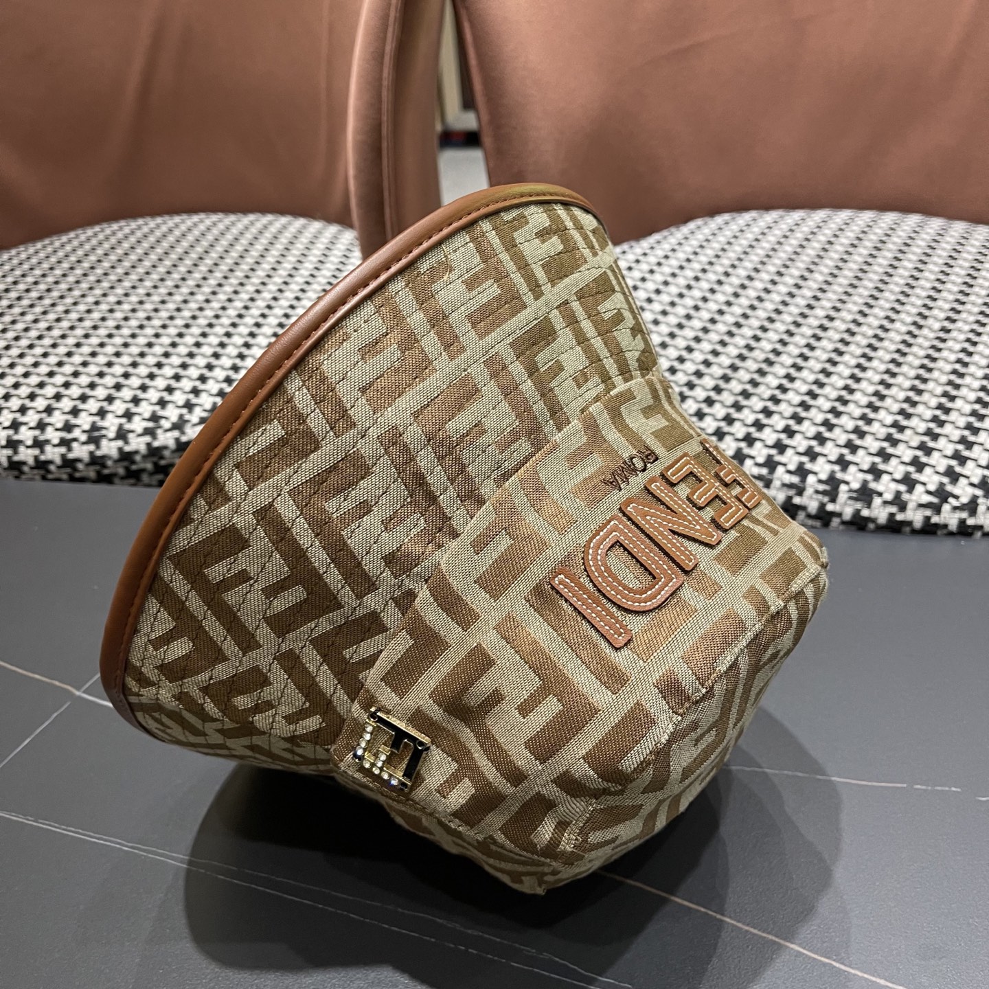  FENDI 芬迪 2025新款韩版时尚原单渔夫帽 官网新品😱简约大气👍 細節做工完美❤爱不释手👍亲，赶