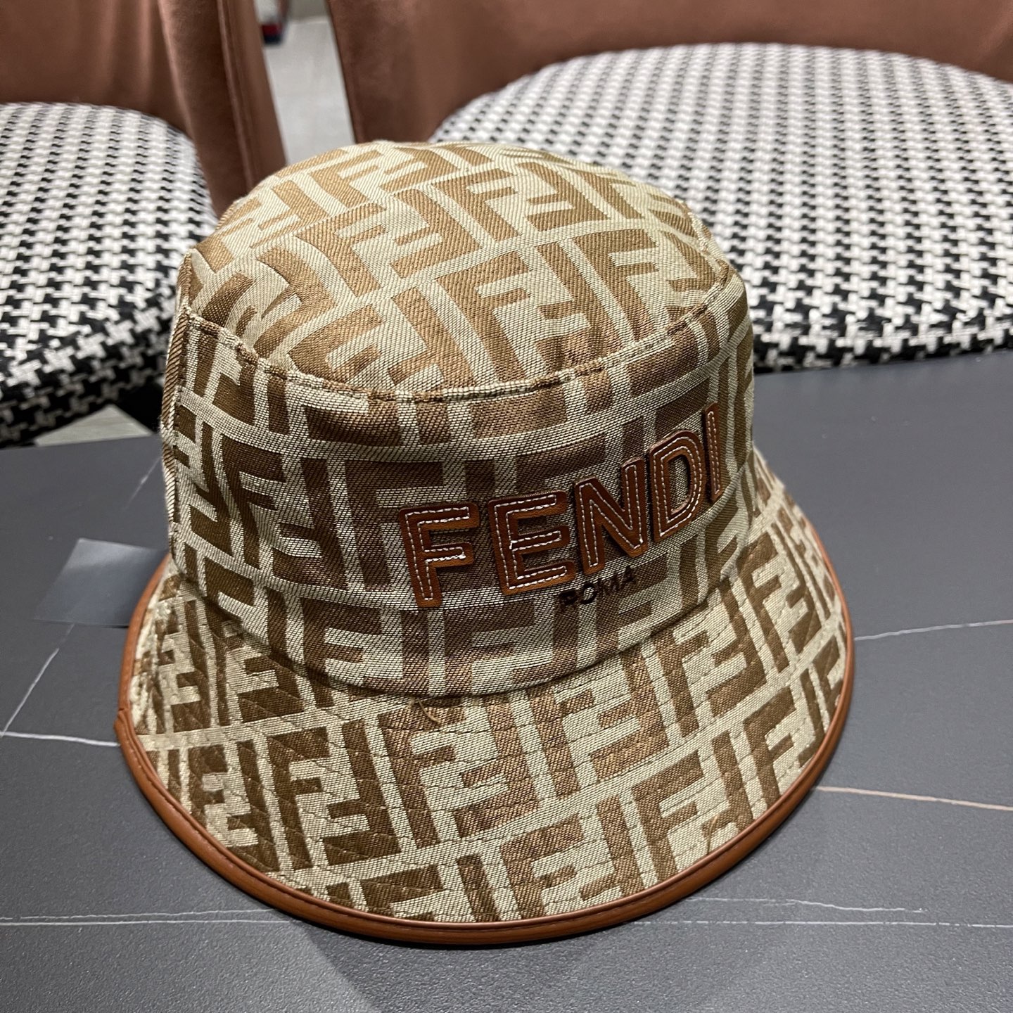  FENDI 芬迪 2025新款韩版时尚原单渔夫帽 官网新品😱简约大气👍 細節做工完美❤爱不释手👍亲，赶