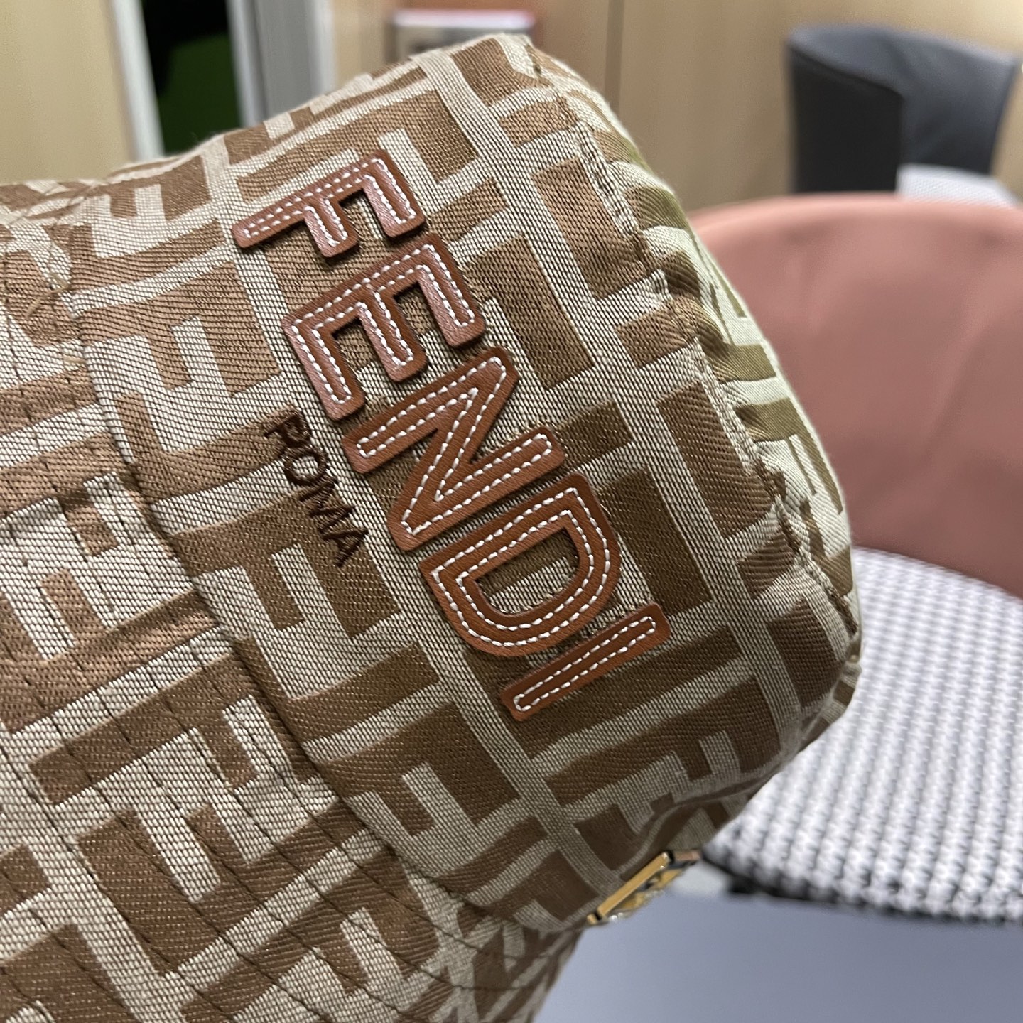  FENDI 芬迪 2025新款韩版时尚原单渔夫帽 官网新品😱简约大气👍 細節做工完美❤爱不释手👍亲，赶