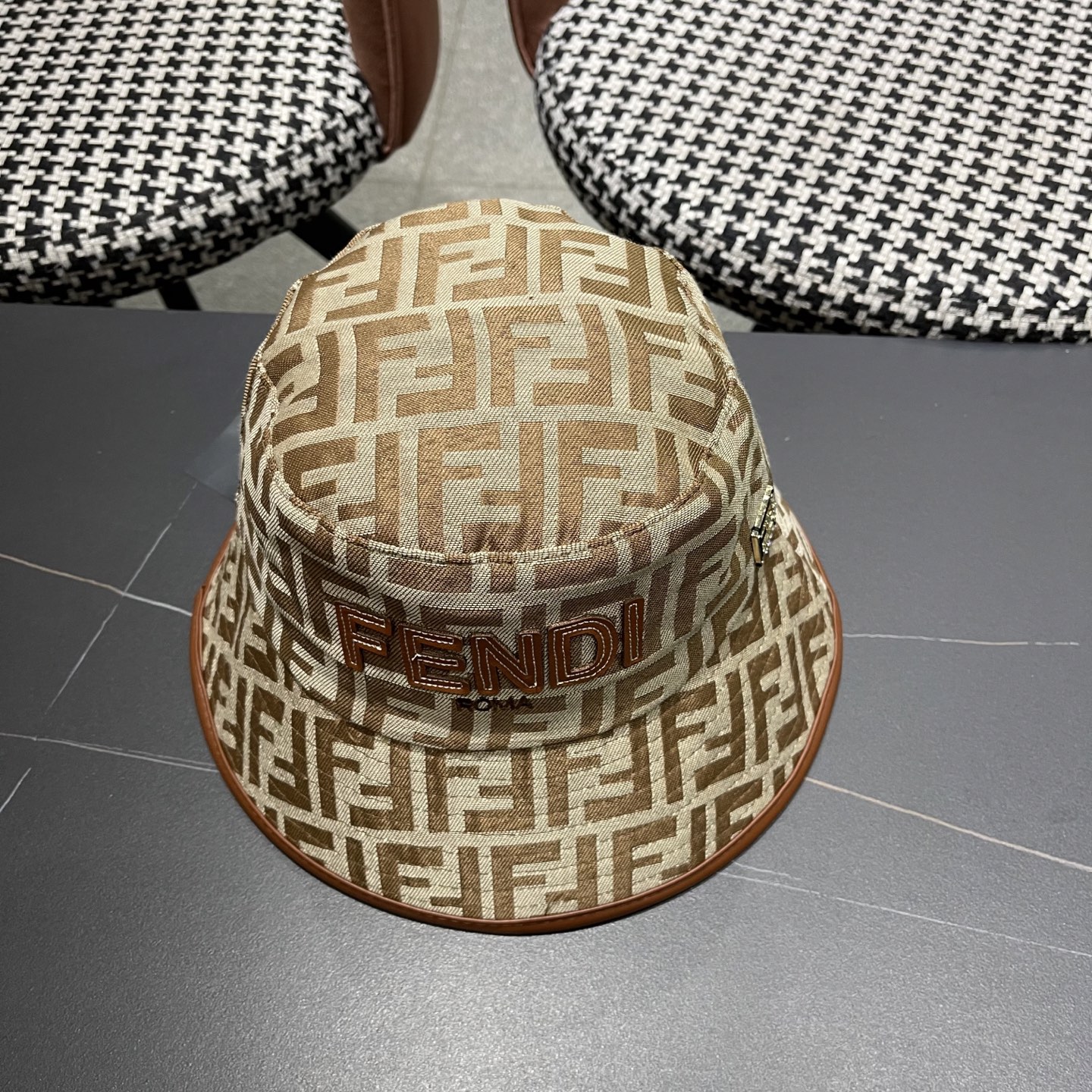  FENDI 芬迪 2025新款韩版时尚原单渔夫帽 官网新品😱简约大气👍 細節做工完美❤爱不释手👍亲，赶