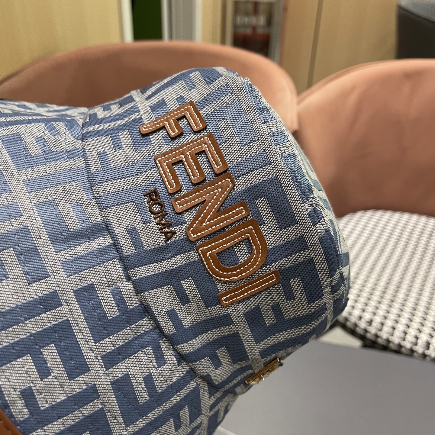  FENDI 芬迪 2025新款韩版时尚原单渔夫帽 官网新品😱简约大气👍 細節做工完美❤爱不释手👍亲，赶