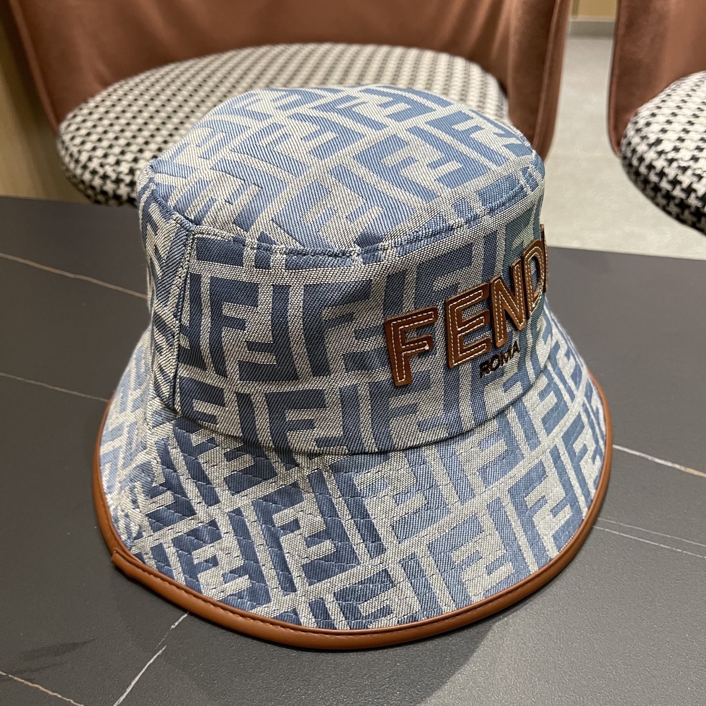  FENDI 芬迪 2025新款韩版时尚原单渔夫帽 官网新品😱简约大气👍 細節做工完美❤爱不释手👍亲，赶