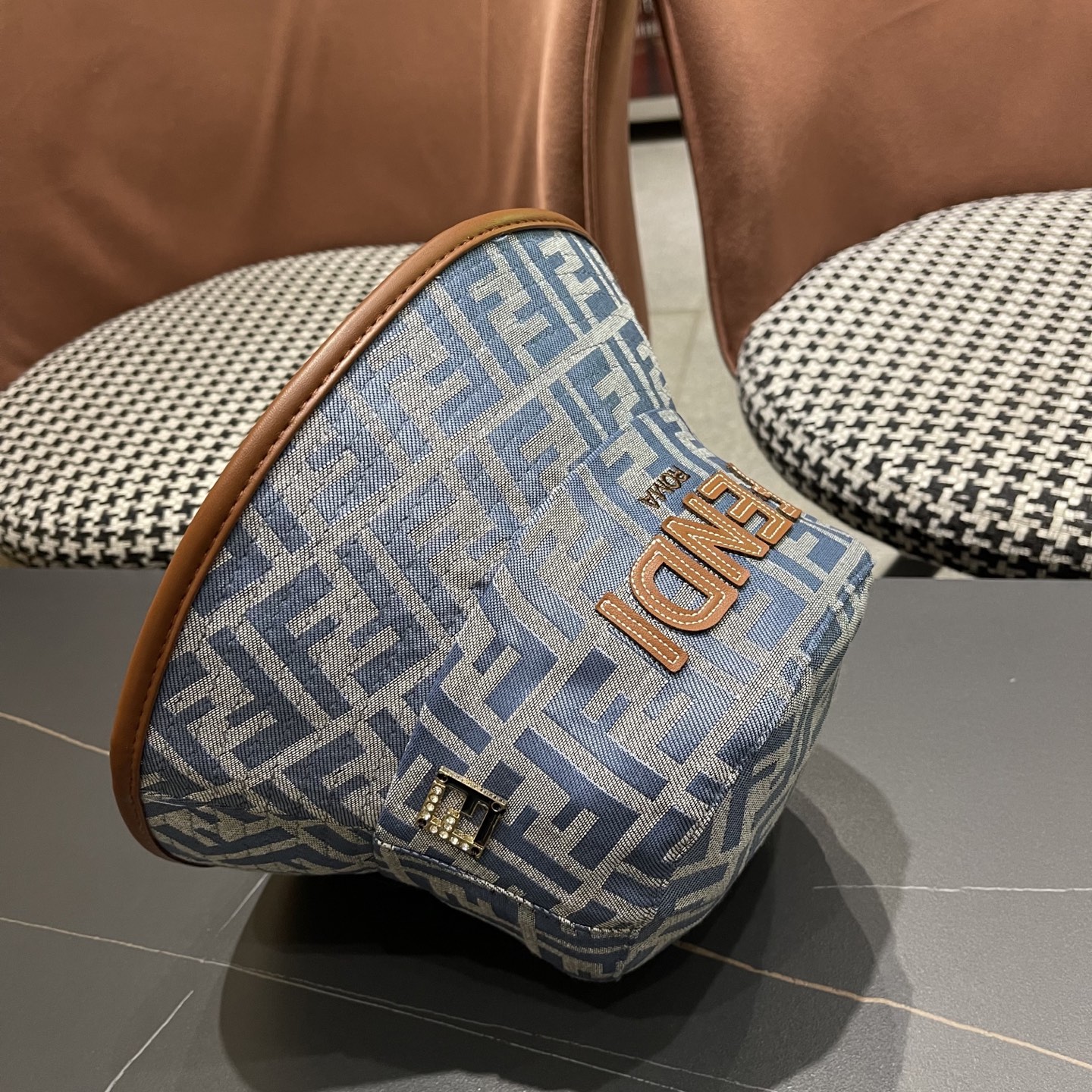  FENDI 芬迪 2025新款韩版时尚原单渔夫帽 官网新品😱简约大气👍 細節做工完美❤爱不释手👍亲，赶