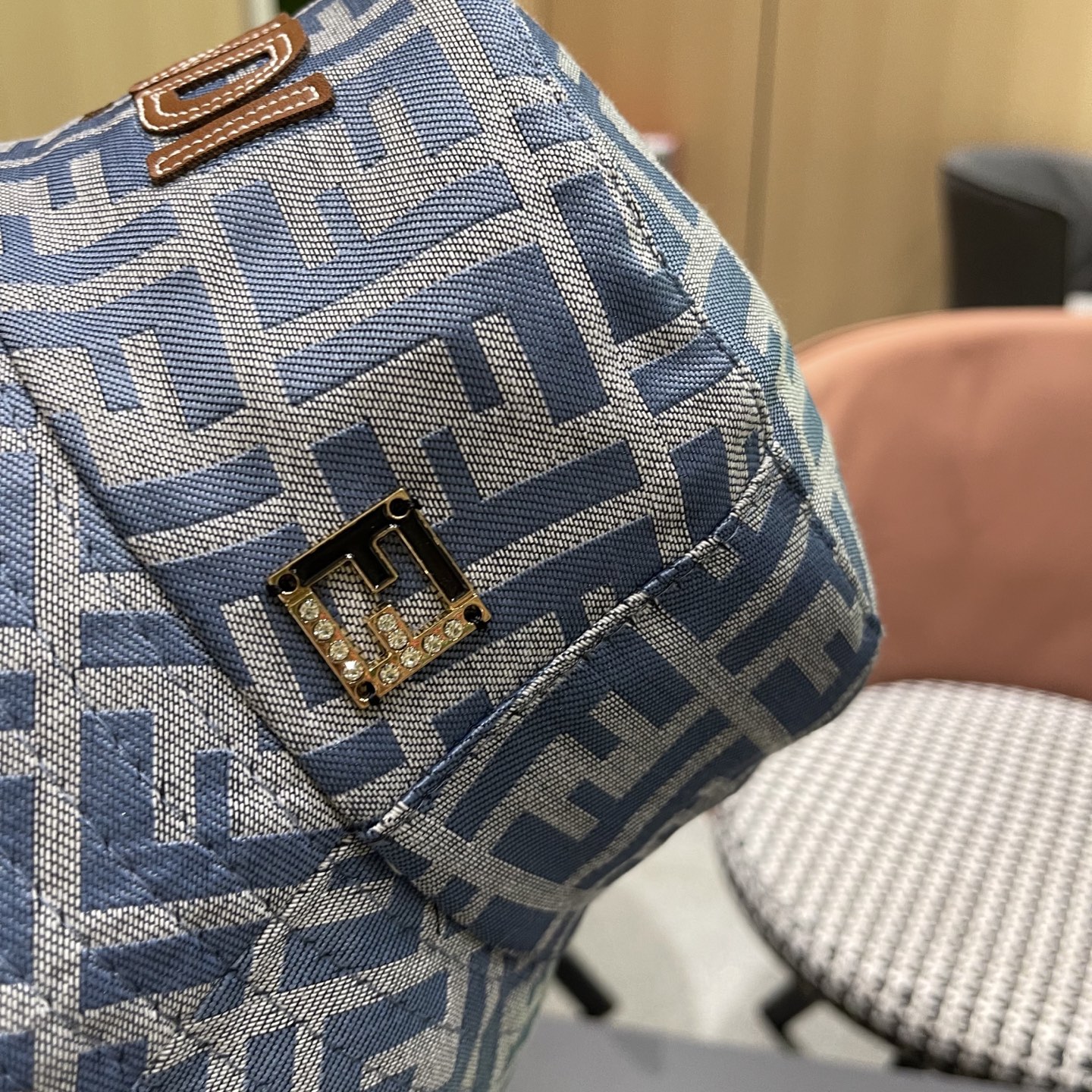  FENDI 芬迪 2025新款韩版时尚原单渔夫帽 官网新品😱简约大气👍 細節做工完美❤爱不释手👍亲，赶