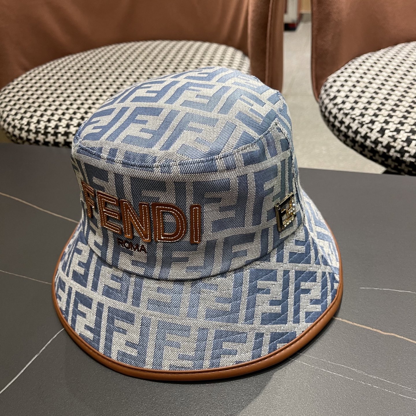  FENDI 芬迪 2025新款韩版时尚原单渔夫帽 官网新品😱简约大气👍 細節做工完美❤爱不释手👍亲，赶