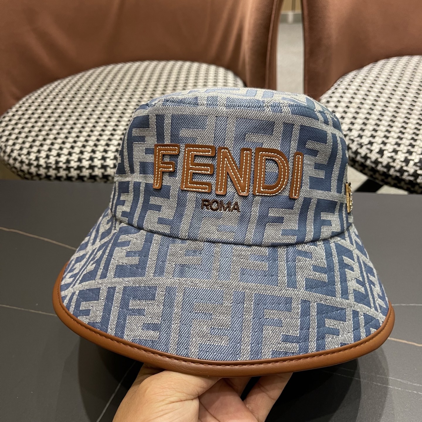  FENDI 芬迪 2025新款韩版时尚原单渔夫帽 官网新品😱简约大气👍 細節做工完美❤爱不释手👍亲，赶