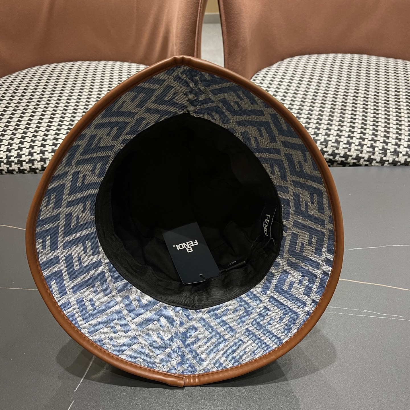  FENDI 芬迪 2025新款韩版时尚原单渔夫帽 官网新品😱简约大气👍 細節做工完美❤爱不释手👍亲，赶