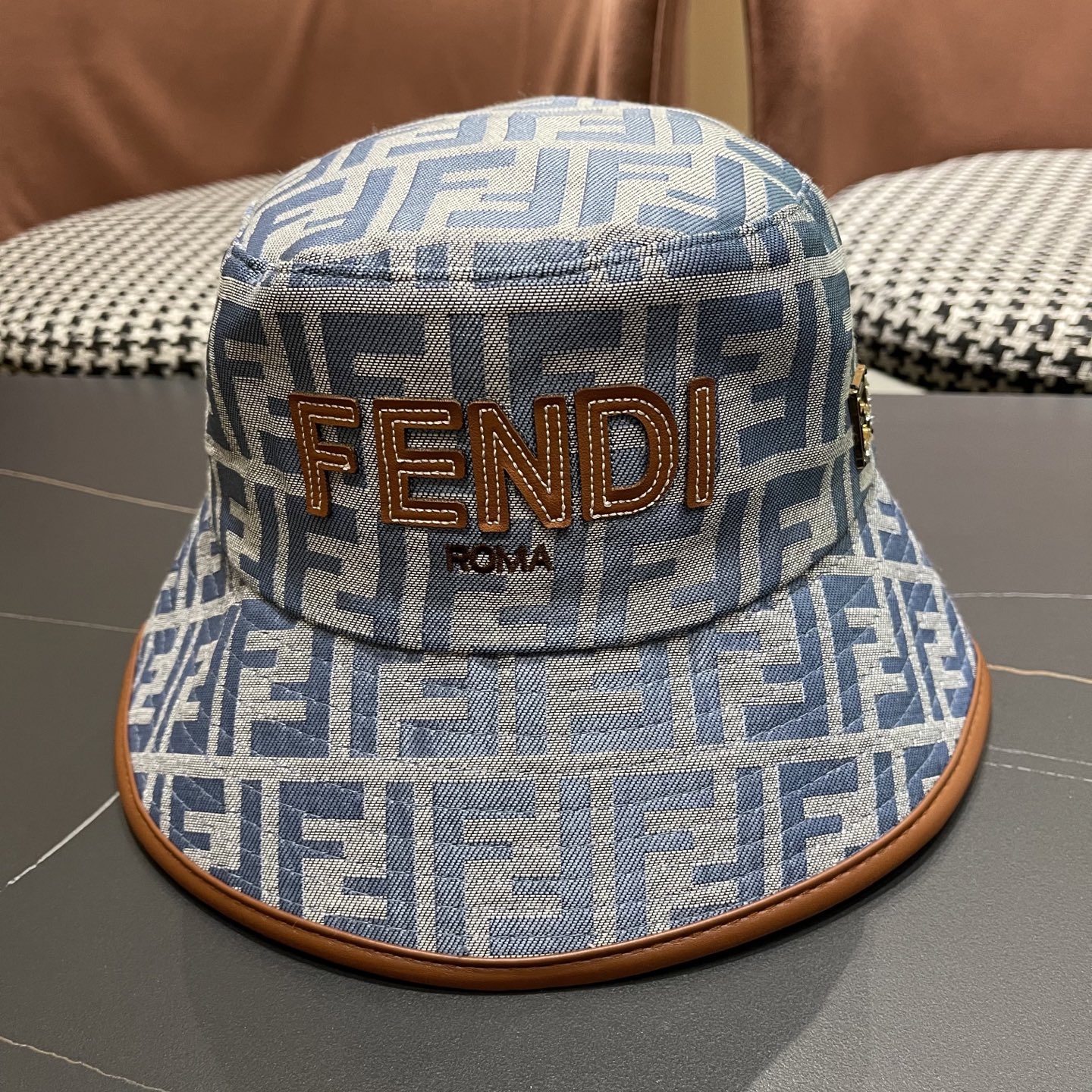  FENDI 芬迪 2025新款韩版时尚原单渔夫帽 官网新品😱简约大气👍 細節做工完美❤爱不释手👍亲，赶