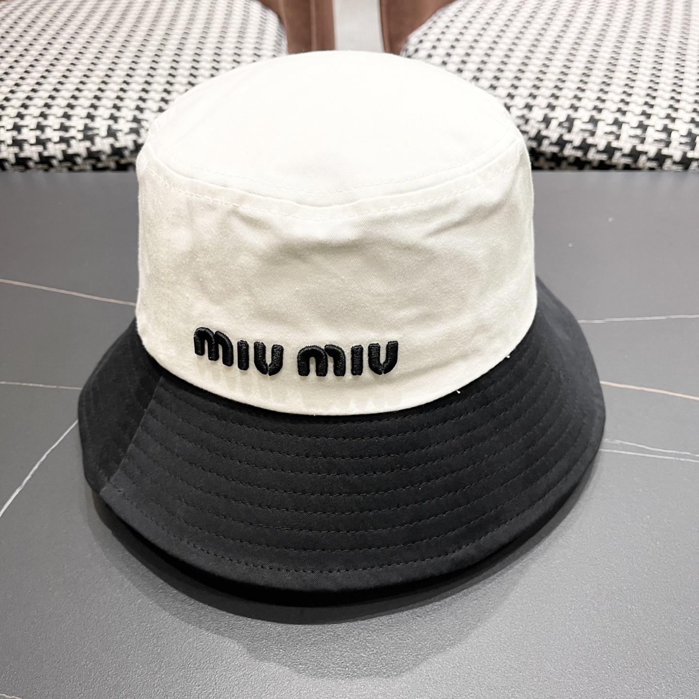 NO:580616,Miumiu's official website is online at the same time. Korean version of the new British sports style, heavy industry customization, 1:1 original quality, unisex fisherman's hat, original quality counter hat, fisherman's hat, baseball cap, knitted hat, hat, miumiu, espadrilles, hats19860909谬谬miumiu 官网同步上线 韩版新款英式运动款重工定制款1:1原单品质 男女通用渔夫帽 原版质量专柜帽子渔夫帽棒球帽针织帽,帽子,miumiu,espadrilles,hats,hat