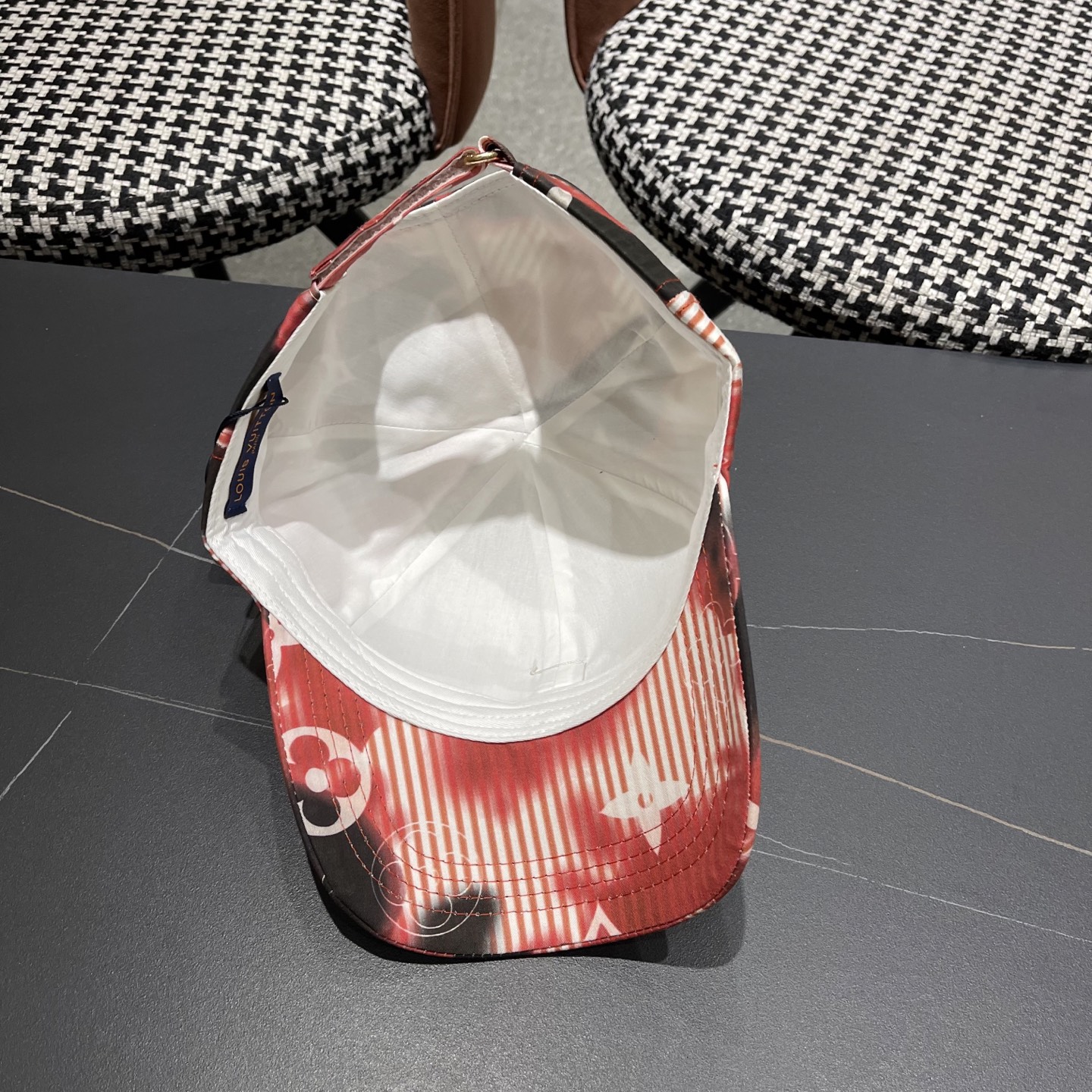 LV路易威登新款原单棒球帽，1:1开模订制，原版专柜长年爆版，质量超棒，基础头围56，贴片可调节。👉