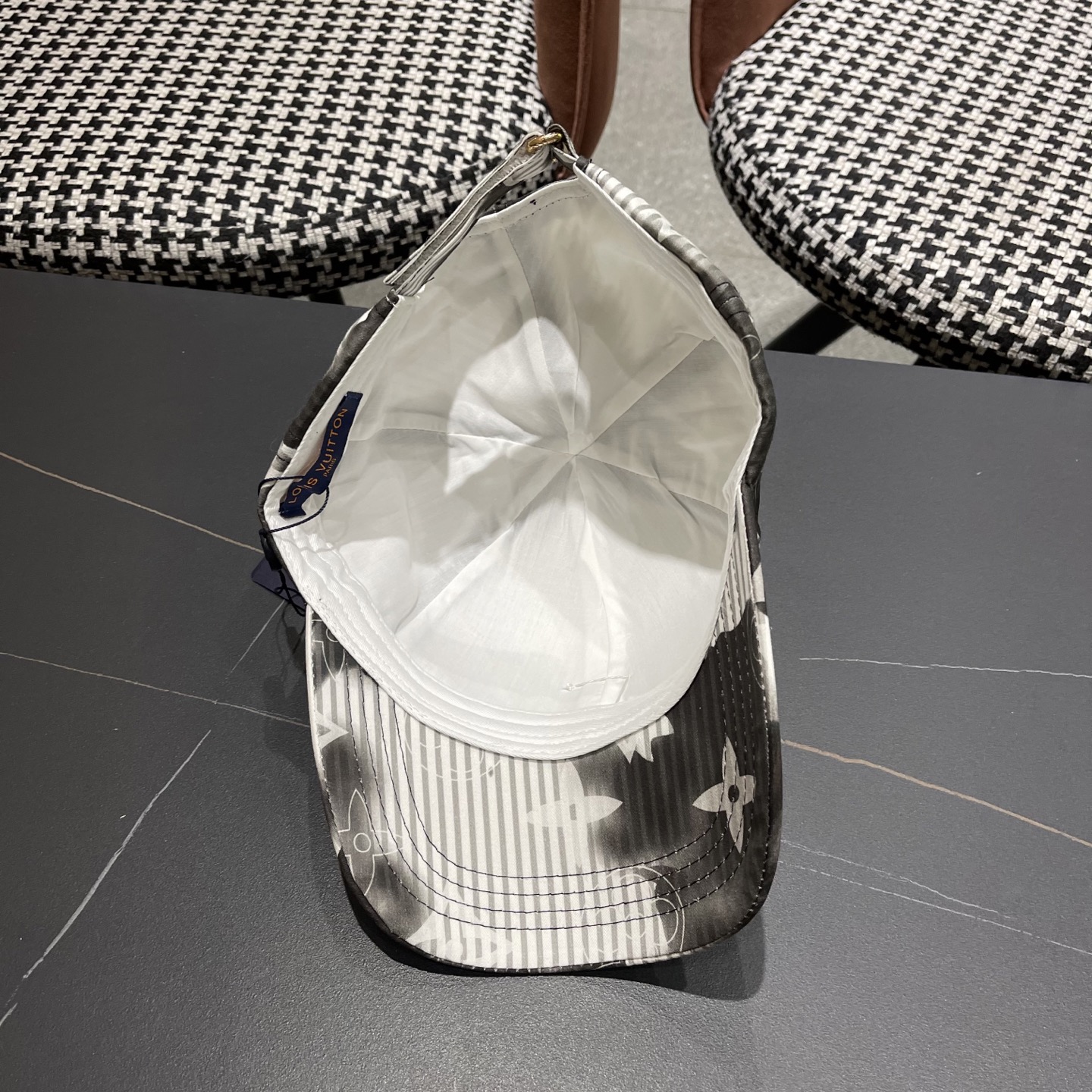 LV路易威登新款原单棒球帽，1:1开模订制，原版专柜长年爆版，质量超棒，基础头围56，贴片可调节。👉