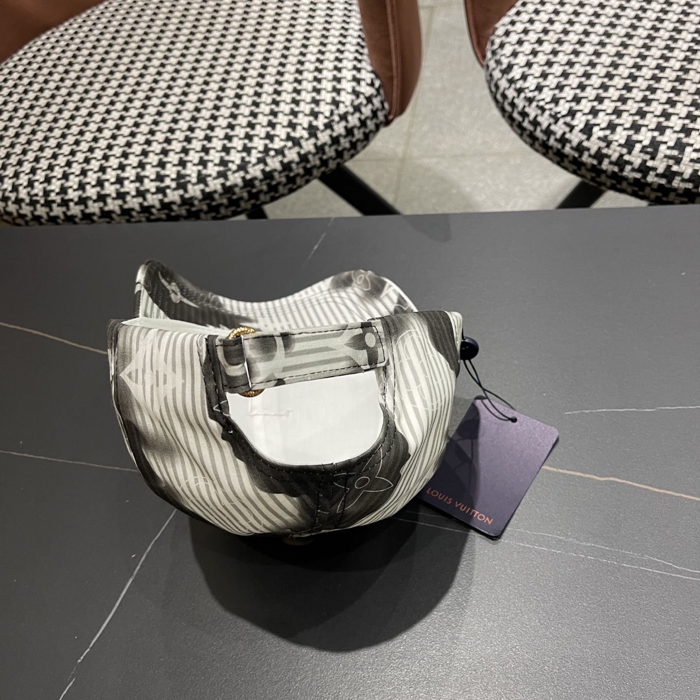 LV路易威登新款原单棒球帽，1:1开模订制，原版专柜长年爆版，质量超棒，基础头围56，贴片可调节。👉