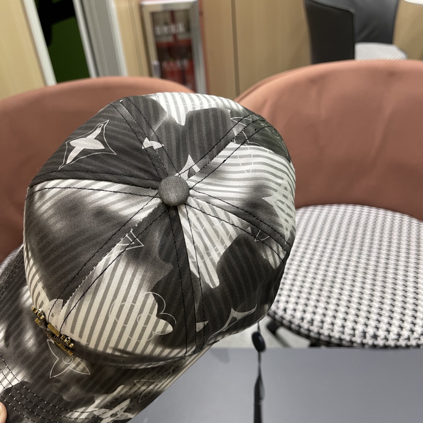 LV路易威登新款原单棒球帽，1:1开模订制，原版专柜长年爆版，质量超棒，基础头围56，贴片可调节。👉