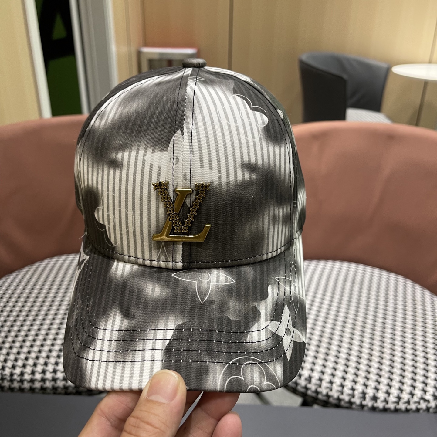 LV路易威登新款原单棒球帽，1:1开模订制，原版专柜长年爆版，质量超棒，基础头围56，贴片可调节。👉