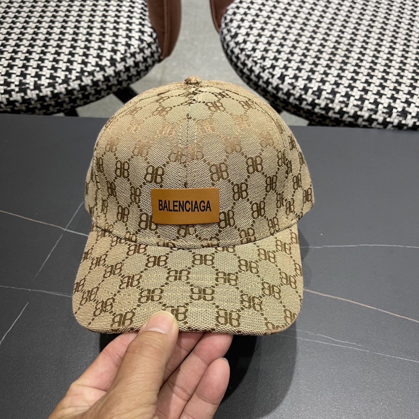 PBALENCIAGA 2025巴黎世家新款logo棒球帽，很酷的色系，男女佩戴都有不同style，第一