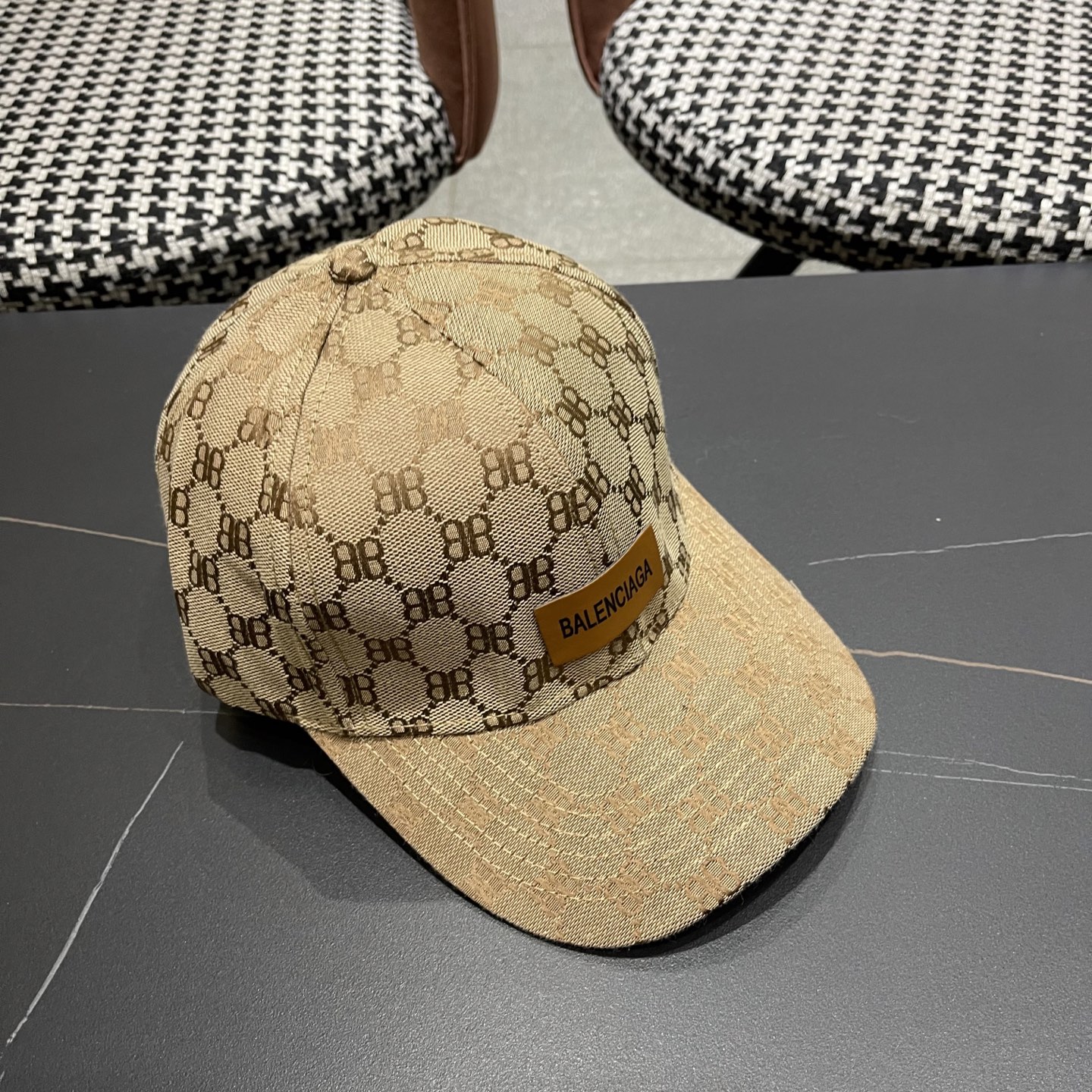 PBALENCIAGA 2025巴黎世家新款logo棒球帽，很酷的色系，男女佩戴都有不同style，第一