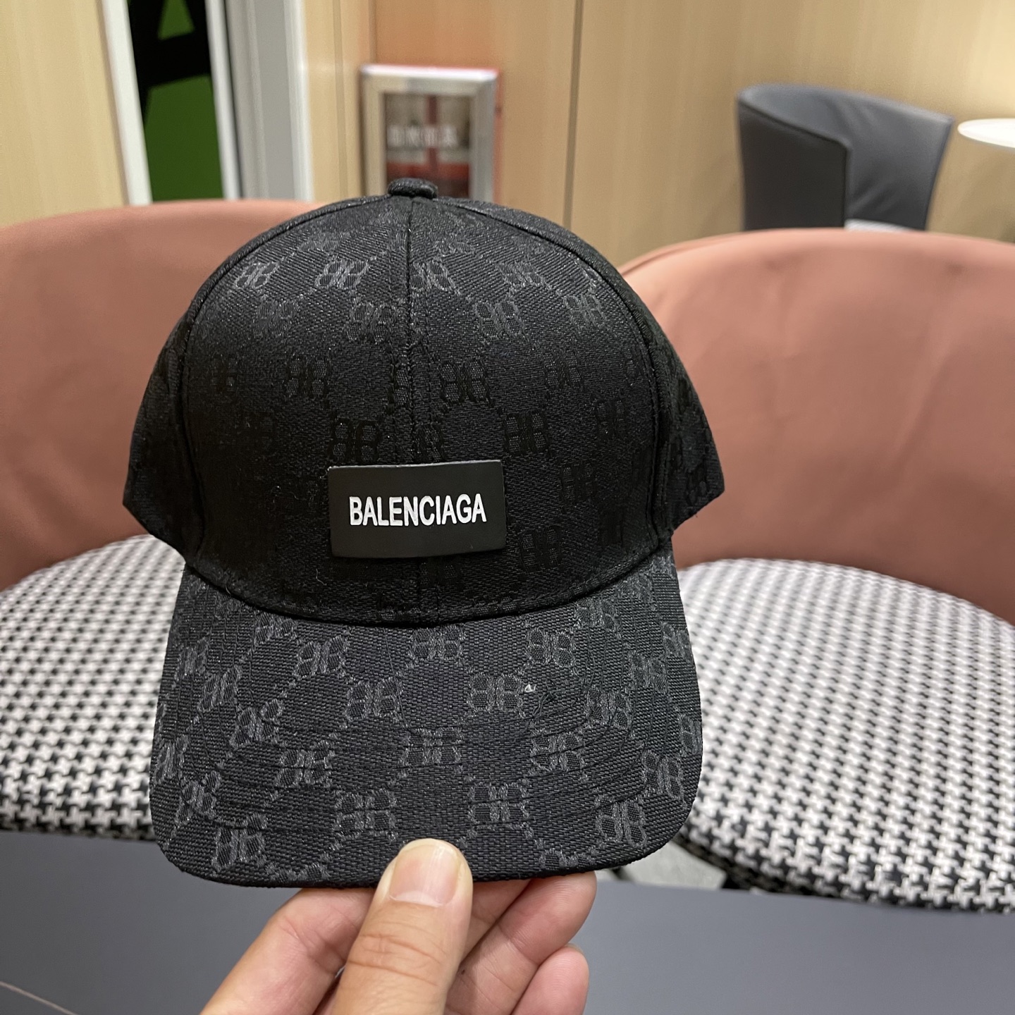 PBALENCIAGA 2025巴黎世家新款logo棒球帽，很酷的色系，男女佩戴都有不同style，第一