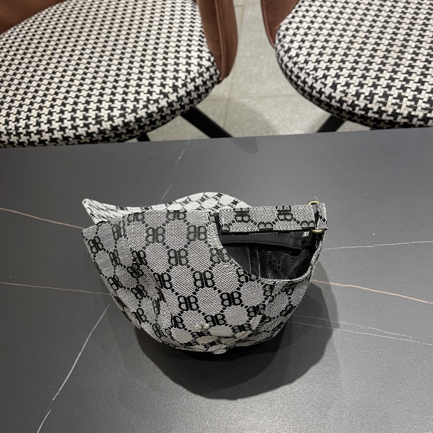 PBALENCIAGA 2025巴黎世家新款logo棒球帽，很酷的色系，男女佩戴都有不同style，第一