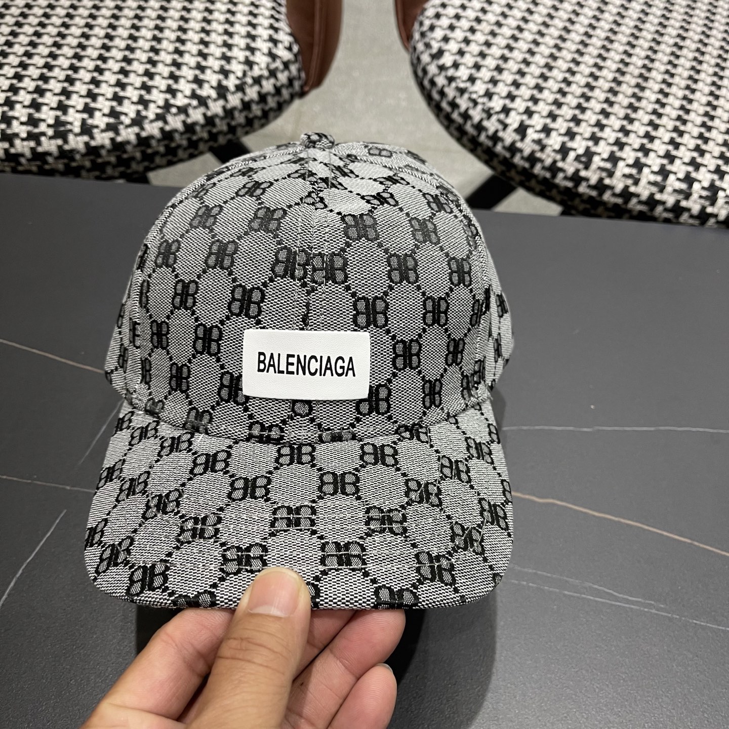 PBALENCIAGA 2025巴黎世家新款logo棒球帽，很酷的色系，男女佩戴都有不同style，第一