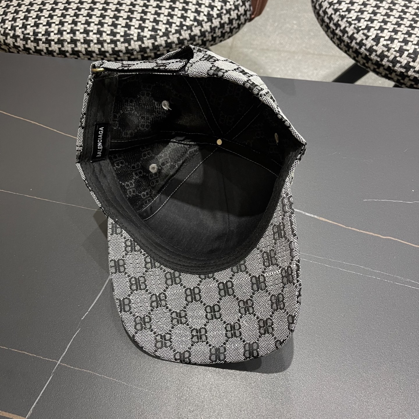 PBALENCIAGA 2025巴黎世家新款logo棒球帽，很酷的色系，男女佩戴都有不同style，第一