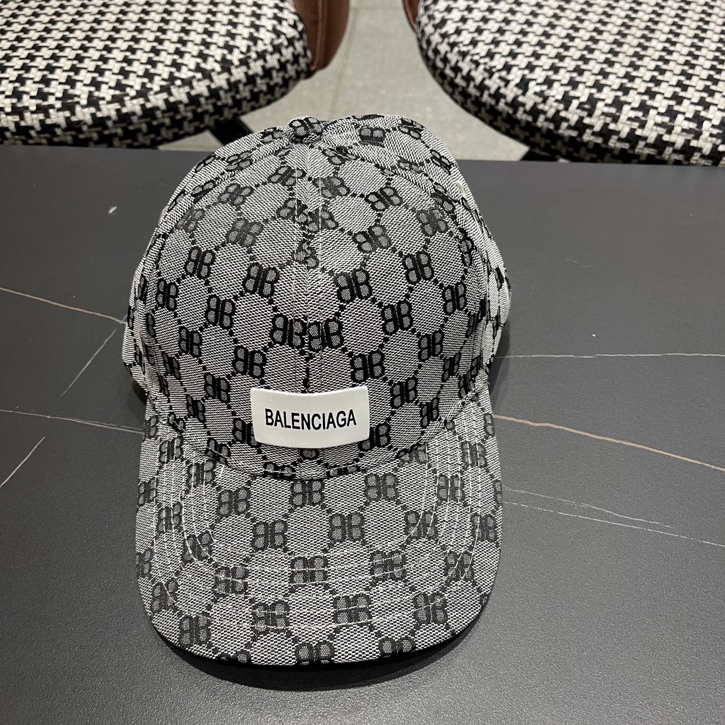 PBALENCIAGA 2025巴黎世家新款logo棒球帽，很酷的色系，男女佩戴都有不同style，第一