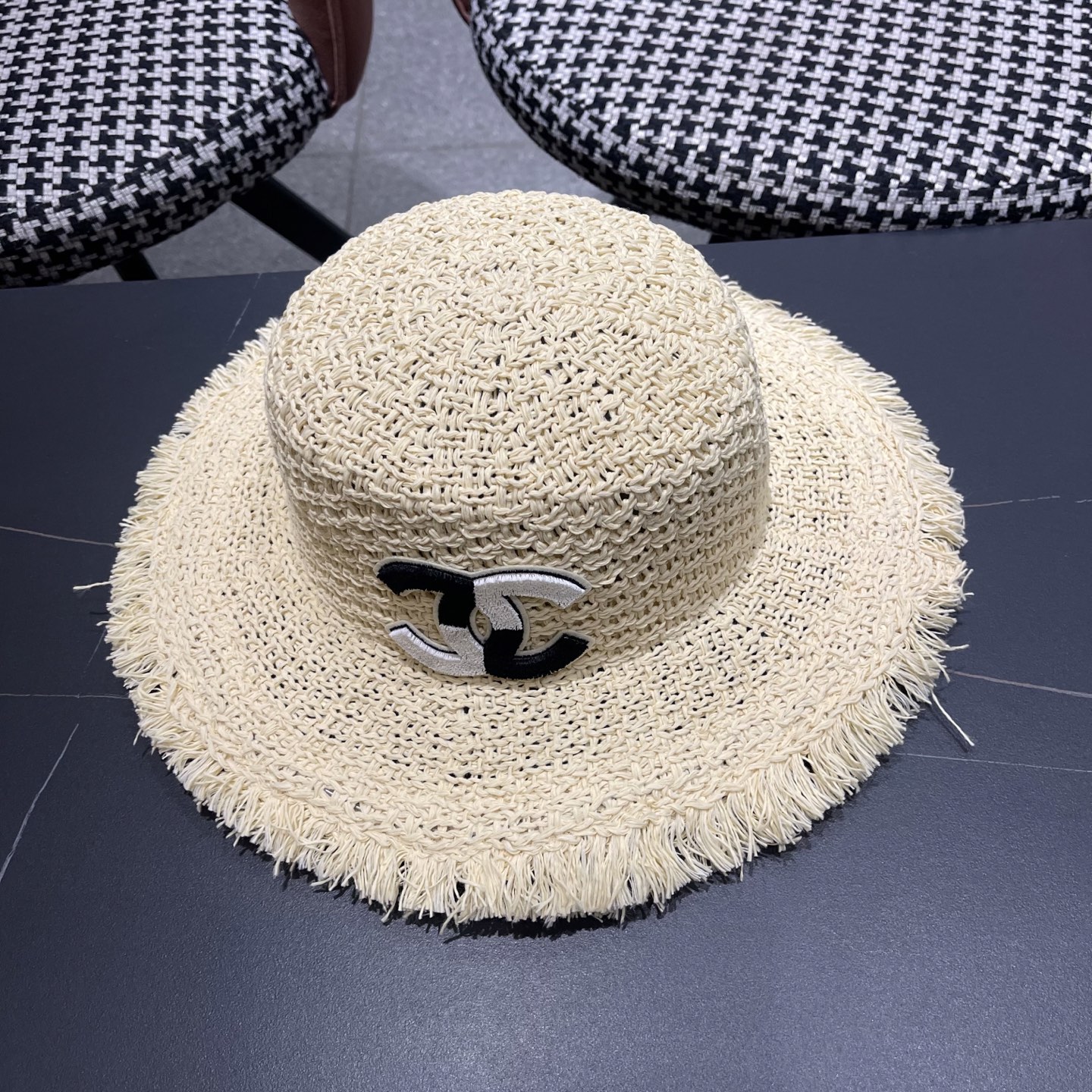  香奈儿Chanel 2025新款平顶草帽女夏季2025新款海边
度假沙滩帽遮阳防晒太阳帽子